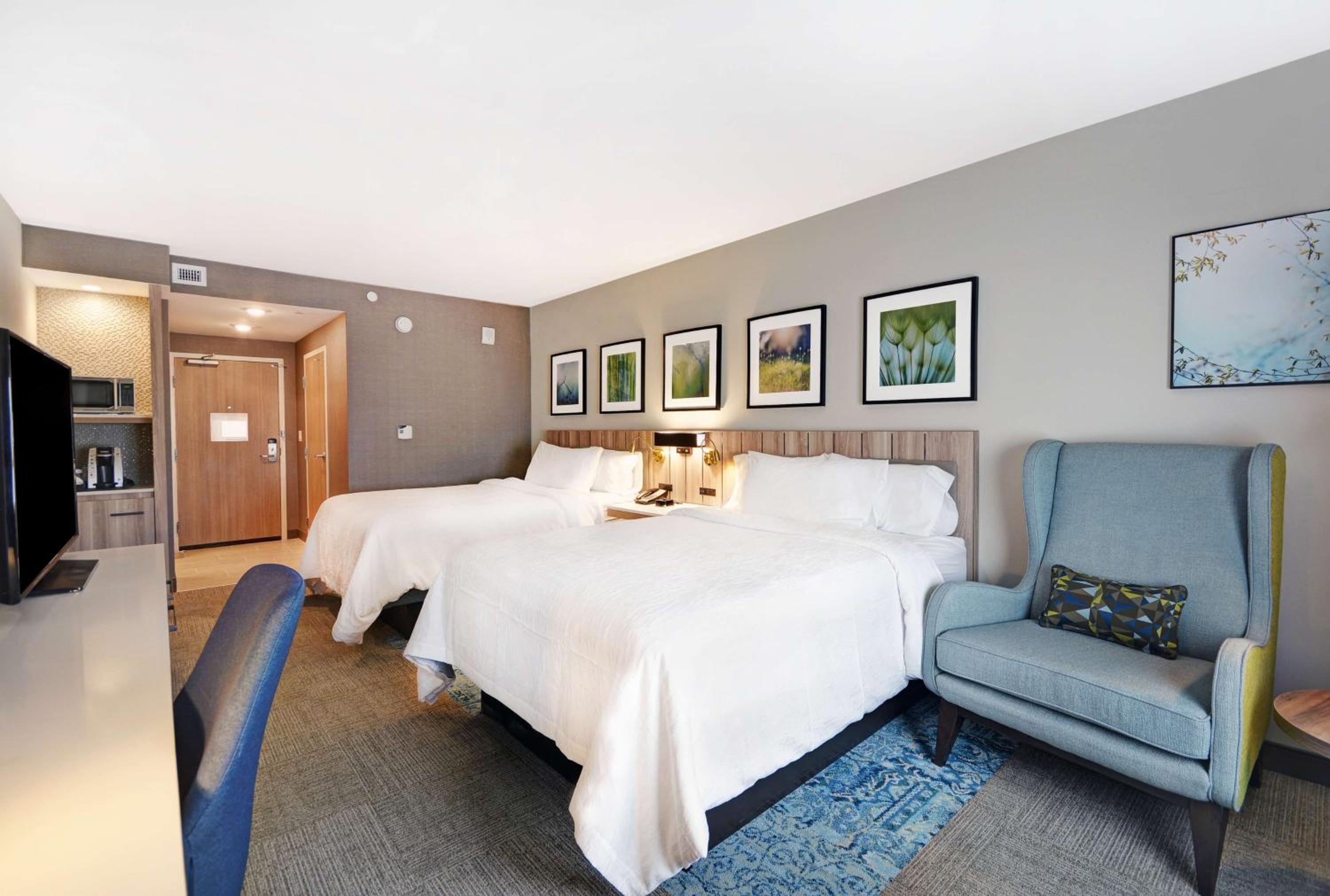Queen Room with Two Queen Beds photo 3