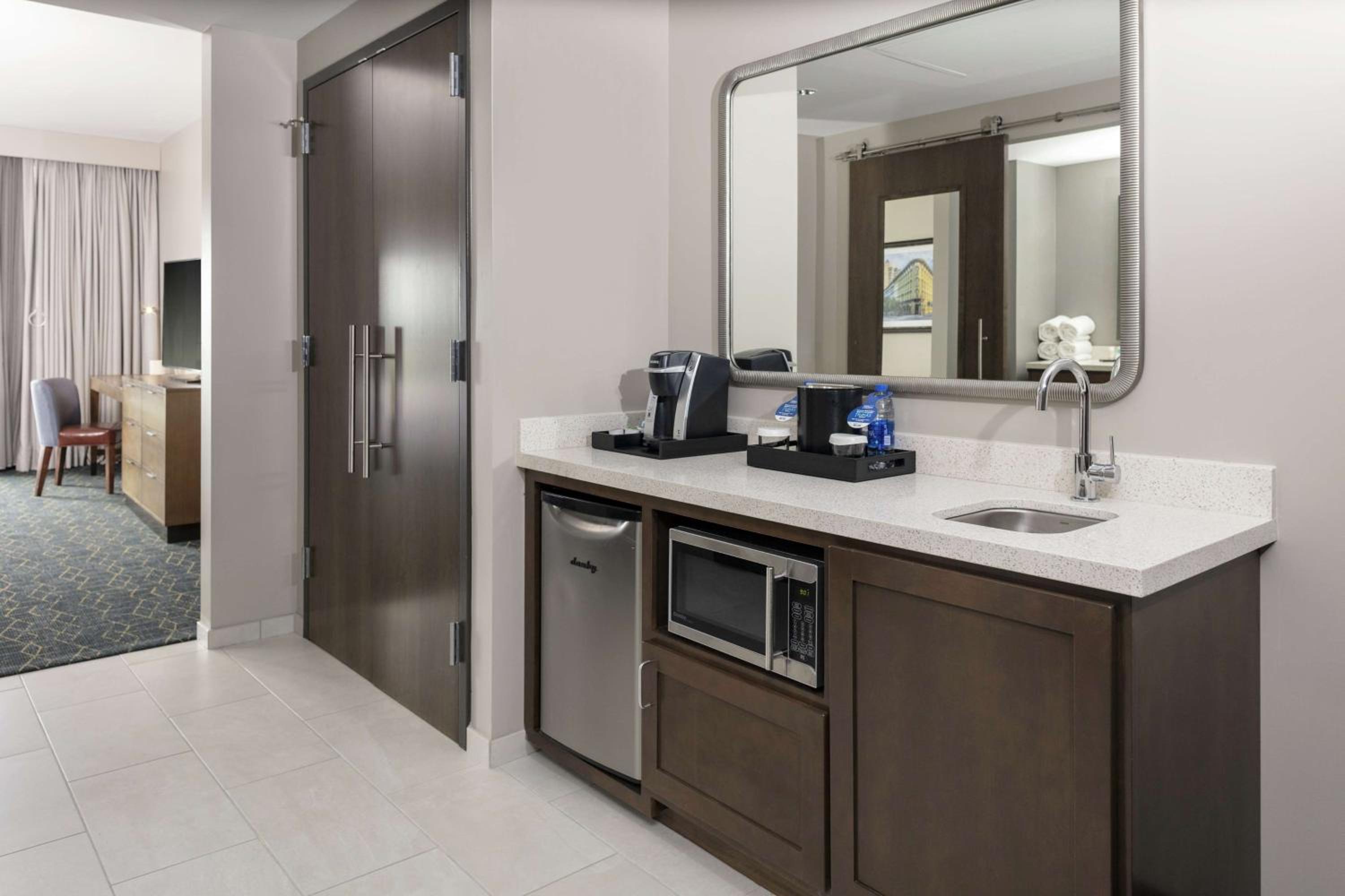 King Suite with Balcony and Bath Tub - Mobility Accessible - Photo 3