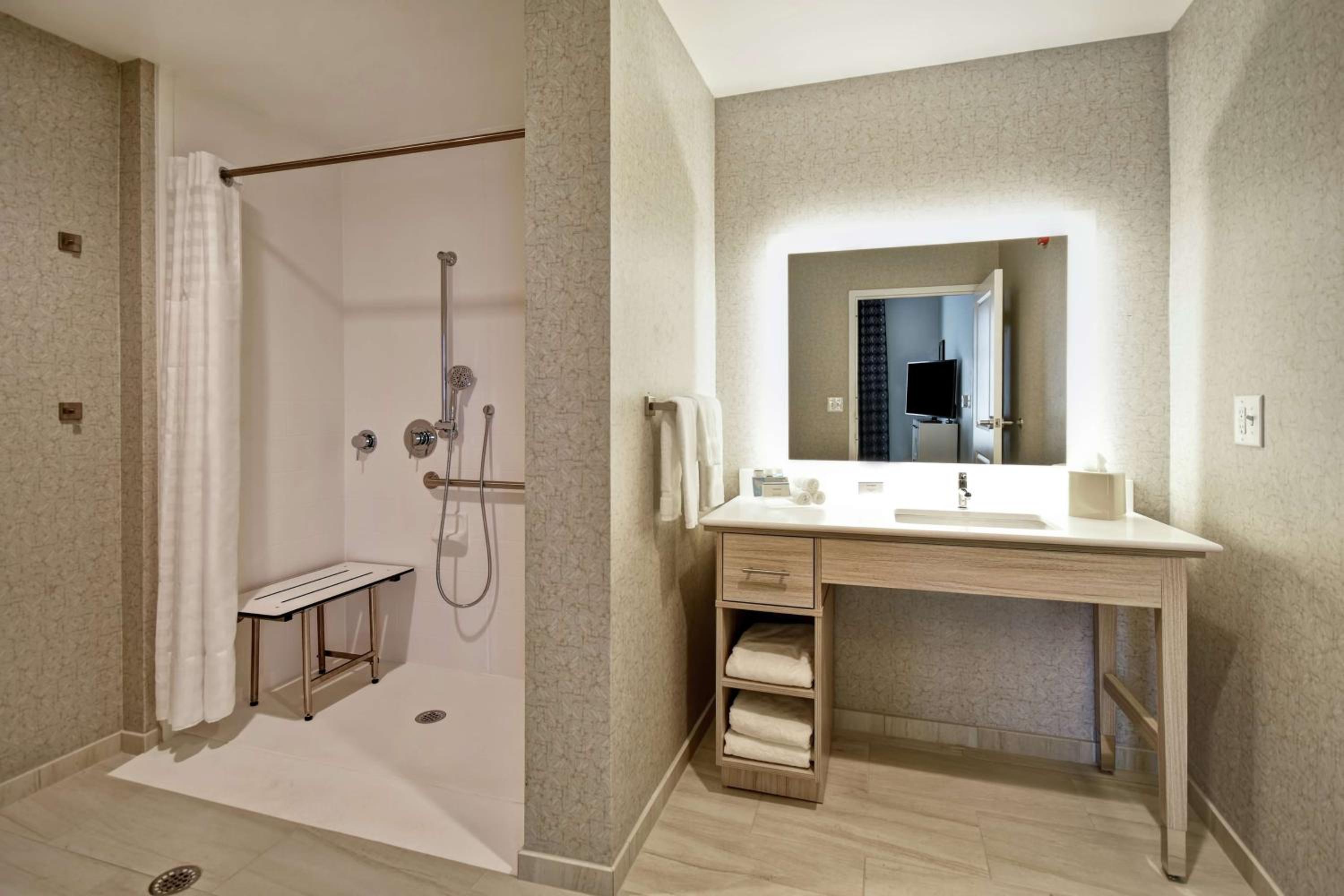 King Suite with Roll-In Shower - Non Smoking - Photo 4