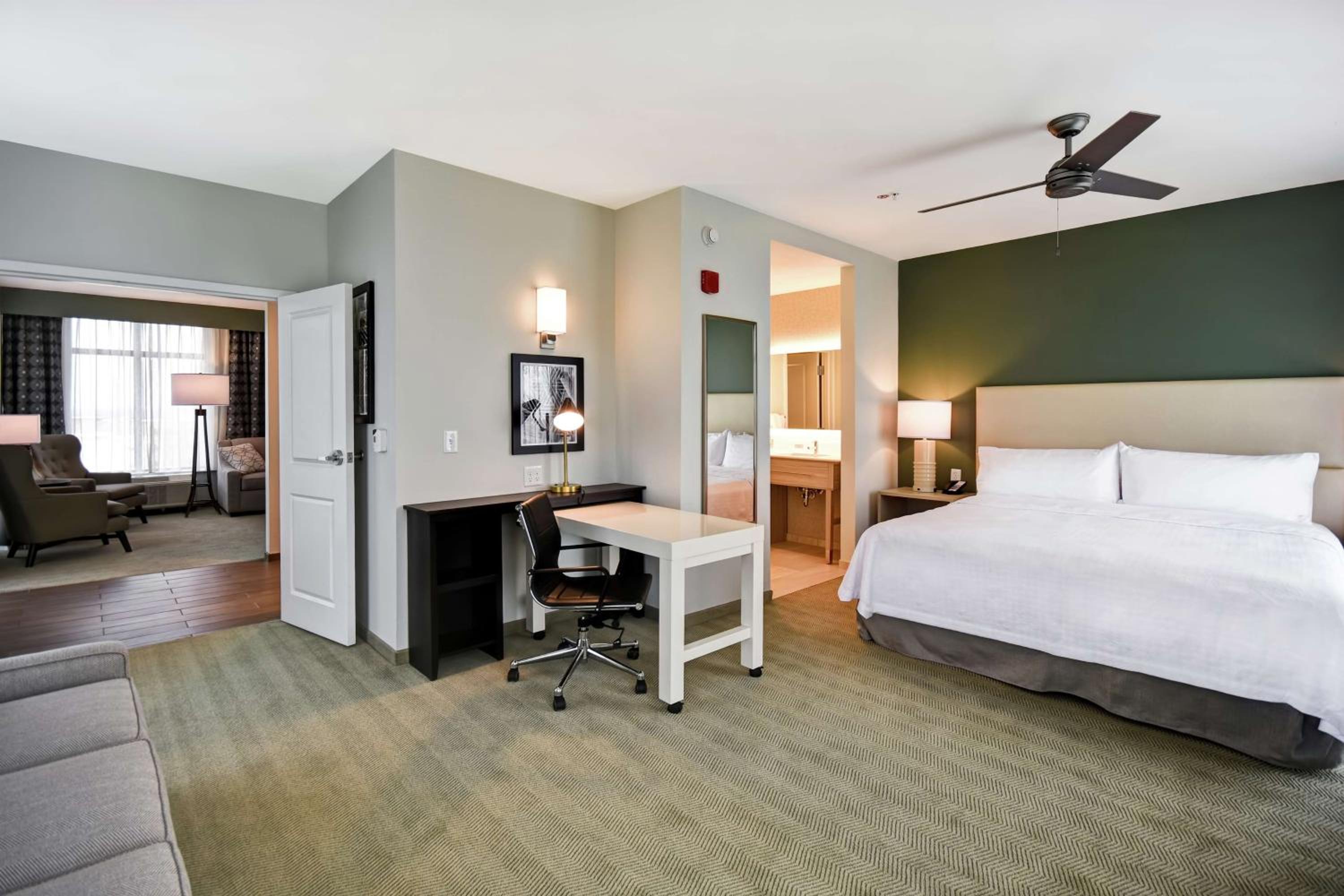 Corner View One-Bedroom Suite with One King Bed - Non-Smoking, photo 6