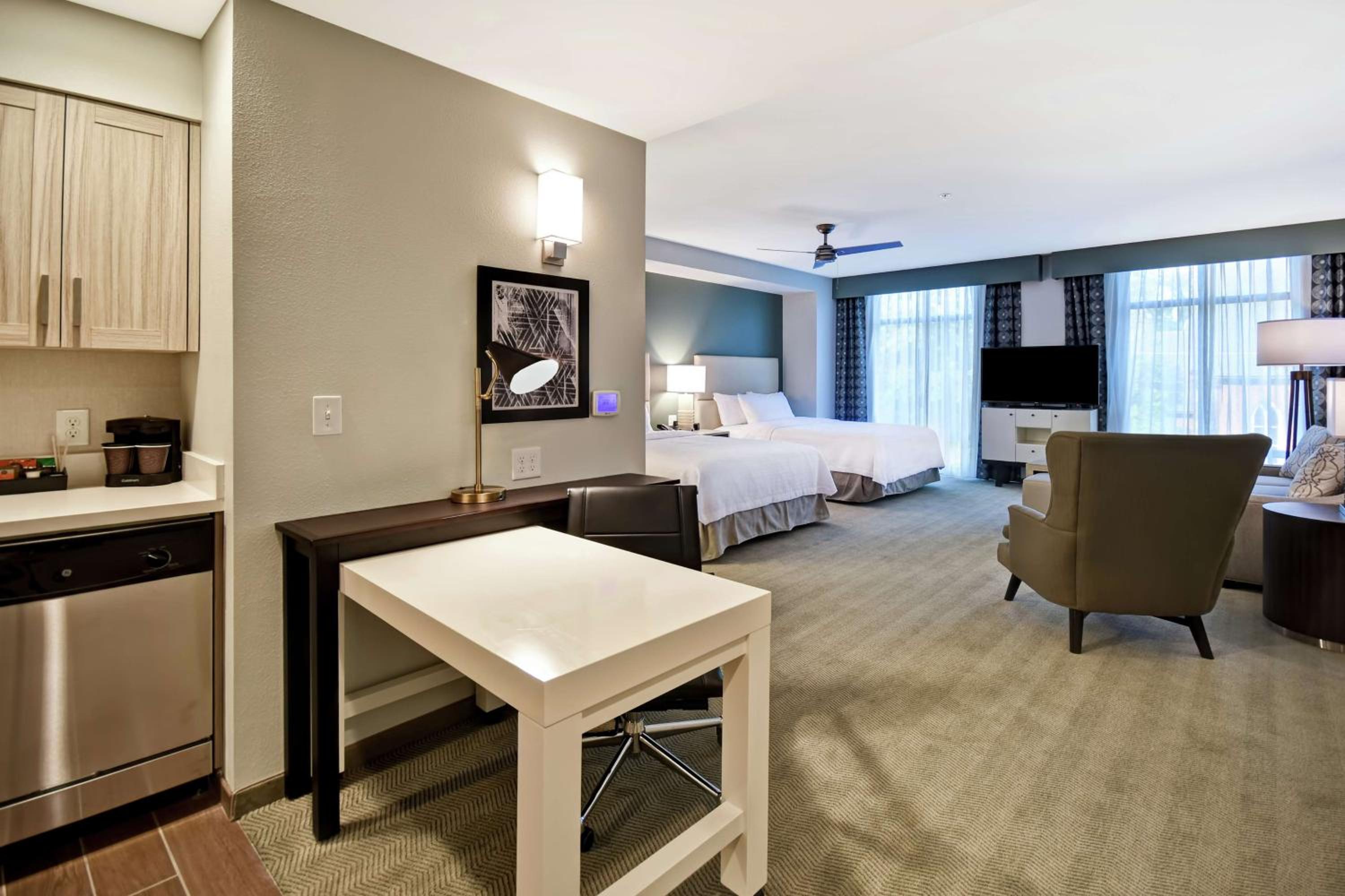 Queen Studio with Two Queen Beds - Non-Smoking - Photo 2