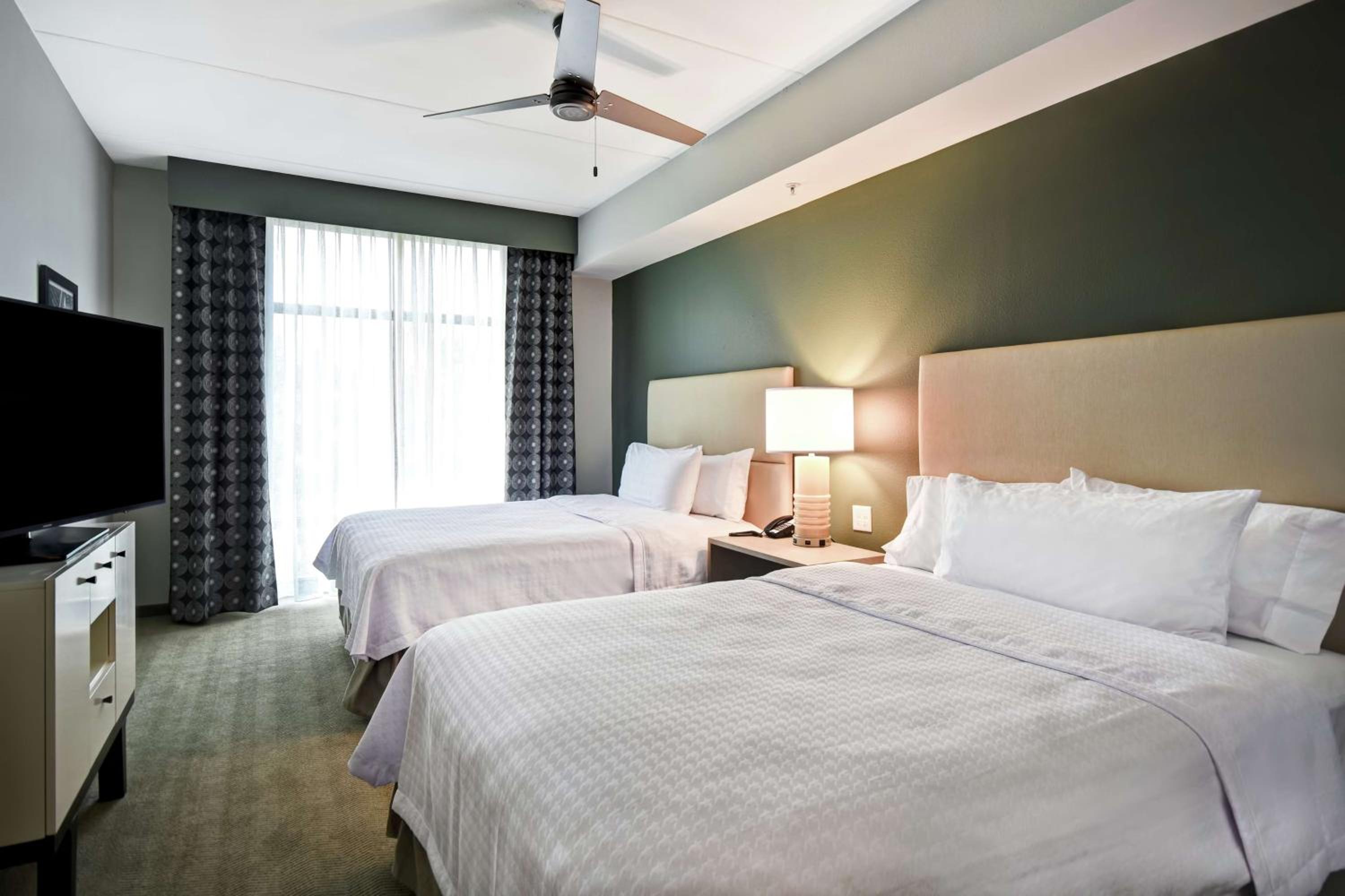 One-Bedroom Queen Suite with Two Queen Beds - Non-Smoking - Photo 6