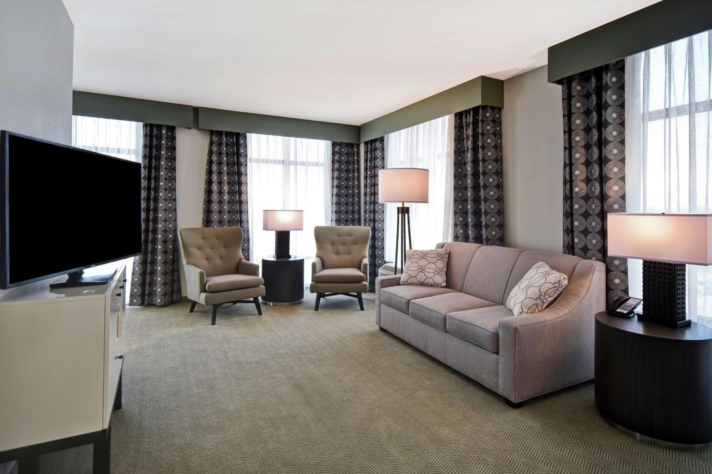Corner View One-Bedroom Suite with One King Bed - Non-Smoking photo 2