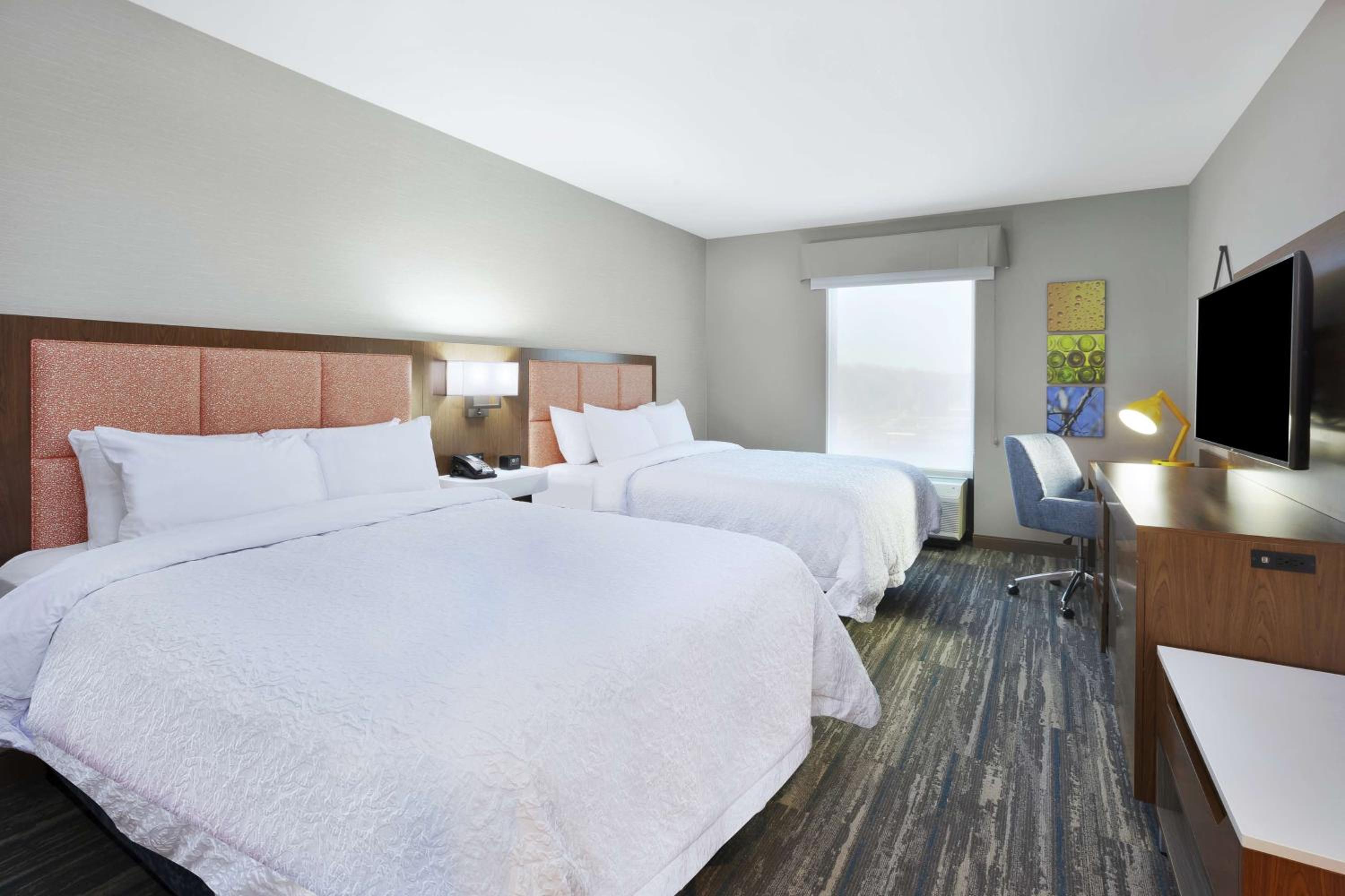 Queen Room with Two Queen Beds - Non-Smoking - Photo 3