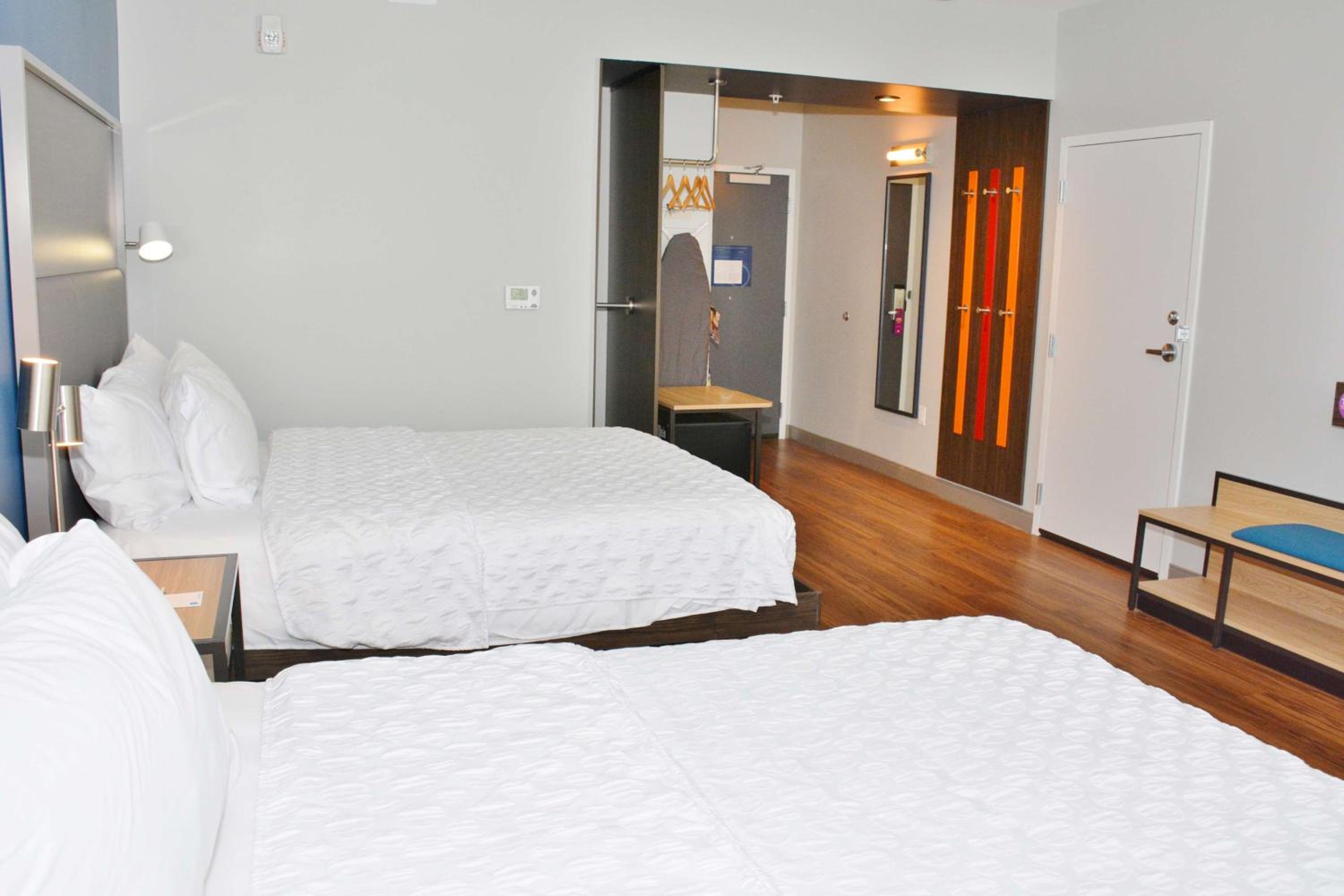 Queen Room with Two Queen Beds - Photo 3