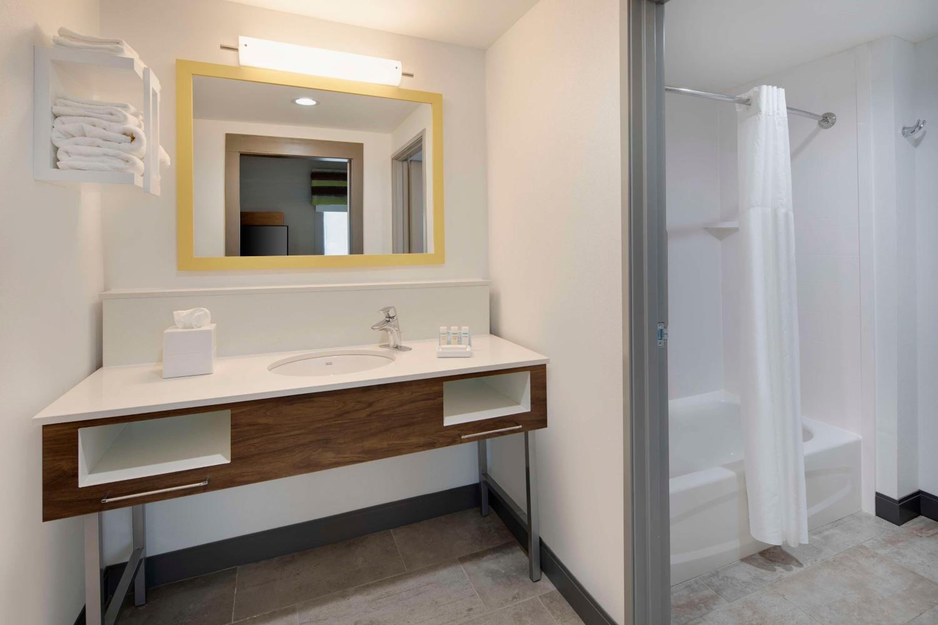 King Studio Suite - Hearing Access/Non-Smoking - Photo 3