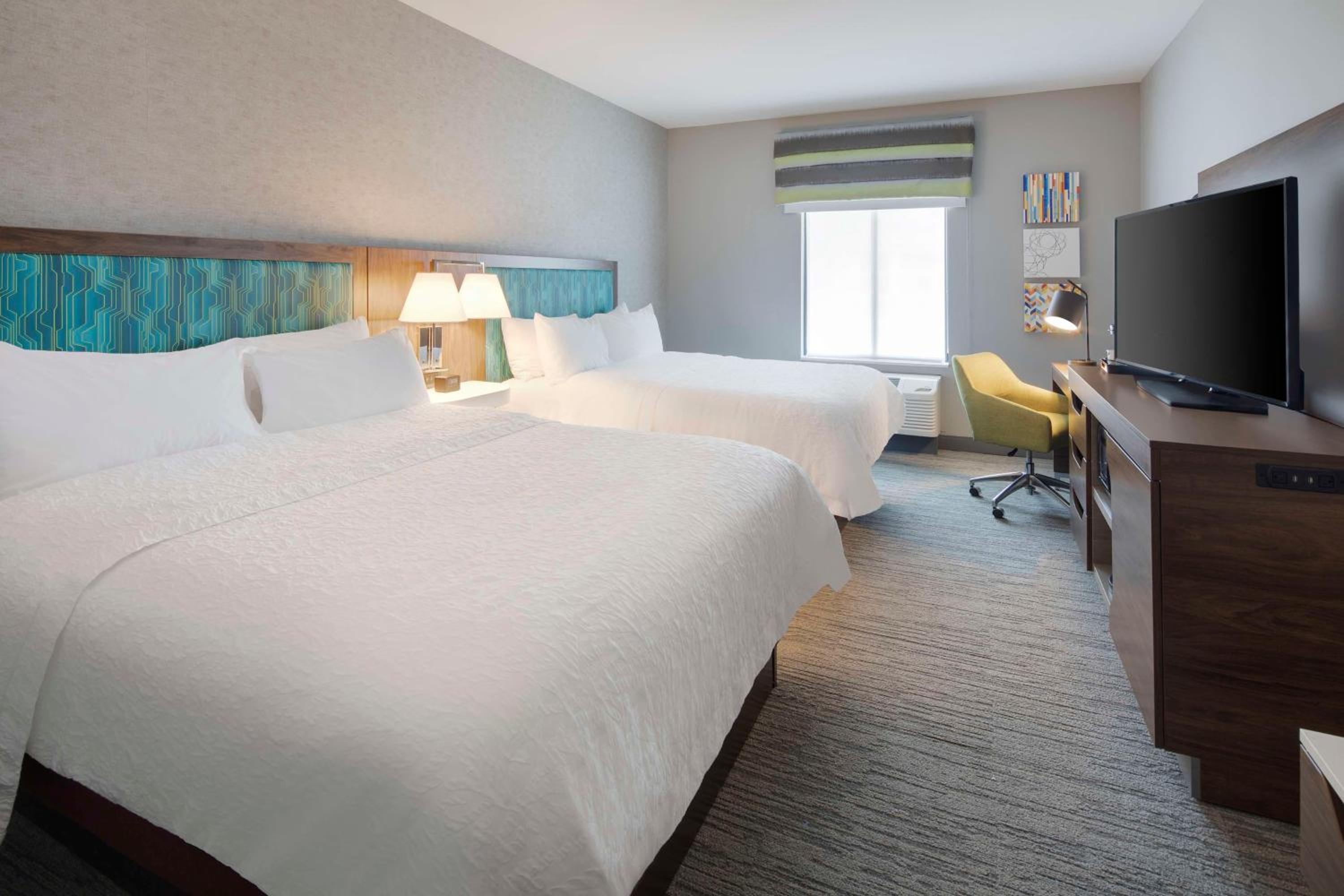 Queen Room with Two Queen Beds - Photo 3