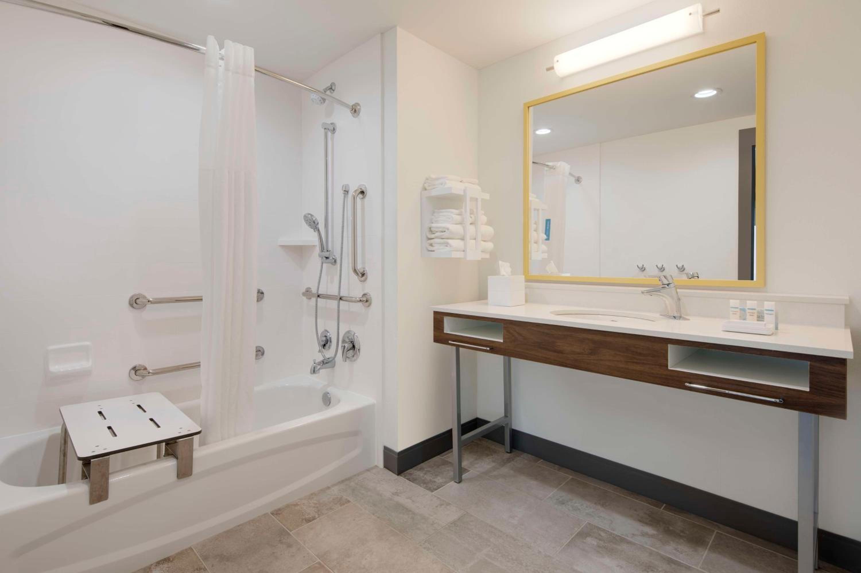 Queen Room with Bath Tub - Mobility Access/Non-Smoking - Photo 2