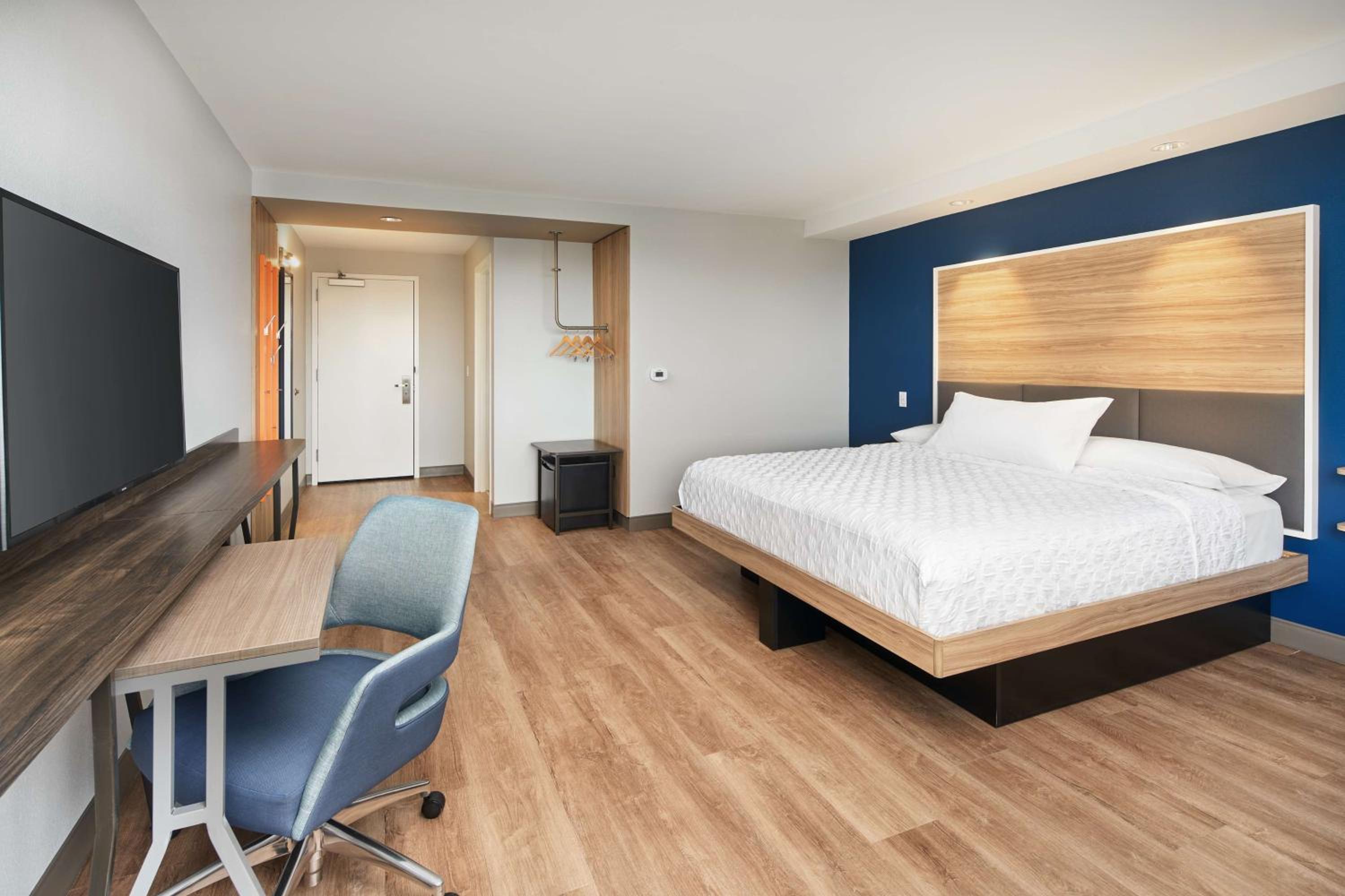 King Room with Bath Tub - Mobility Access - Photo 2