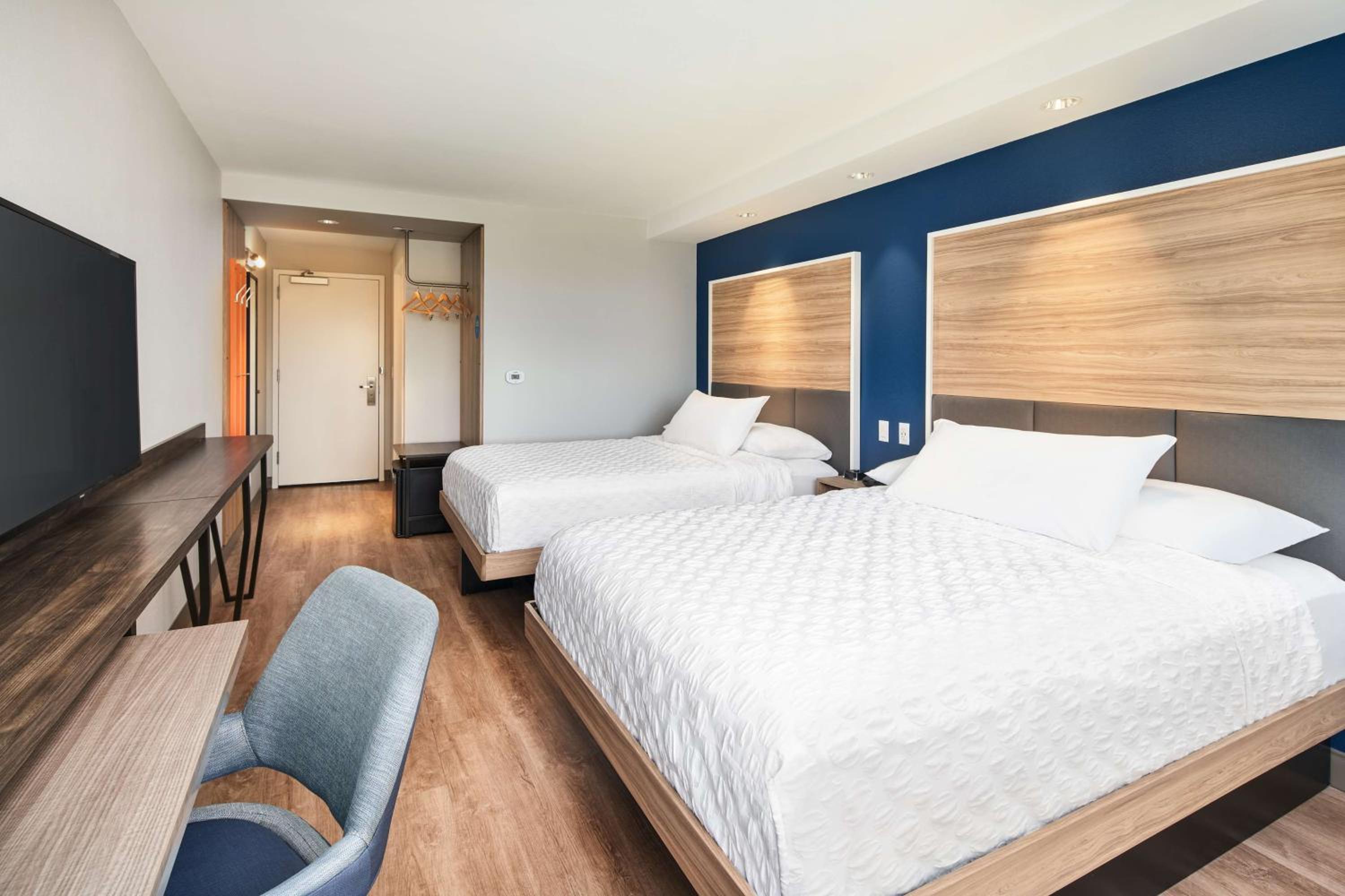 Queen Room with Two Queen Beds - Photo 2
