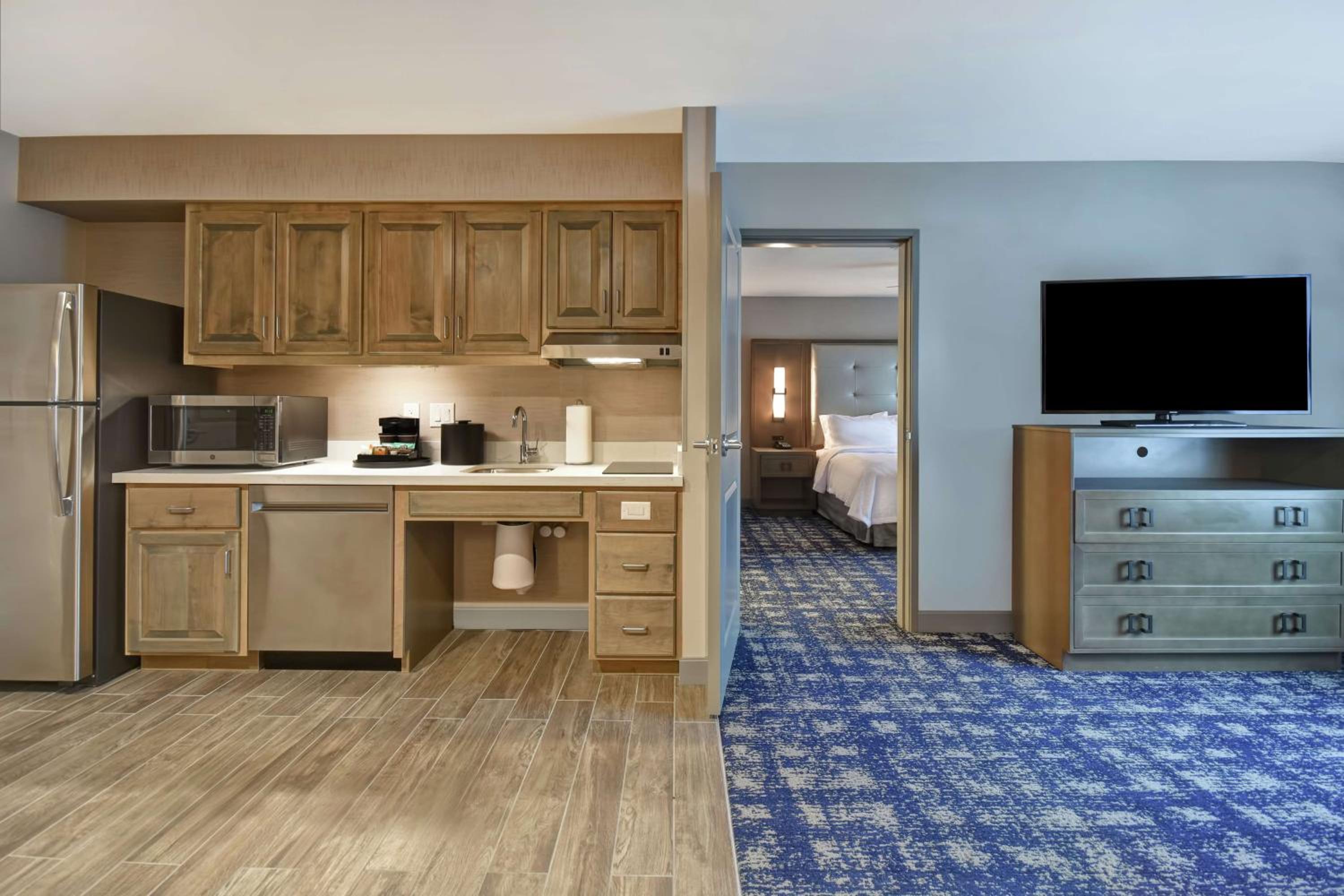 Queen Suite with Two Queen Beds - Mobility and Hearing Access/Non-Smoking - Photo 3