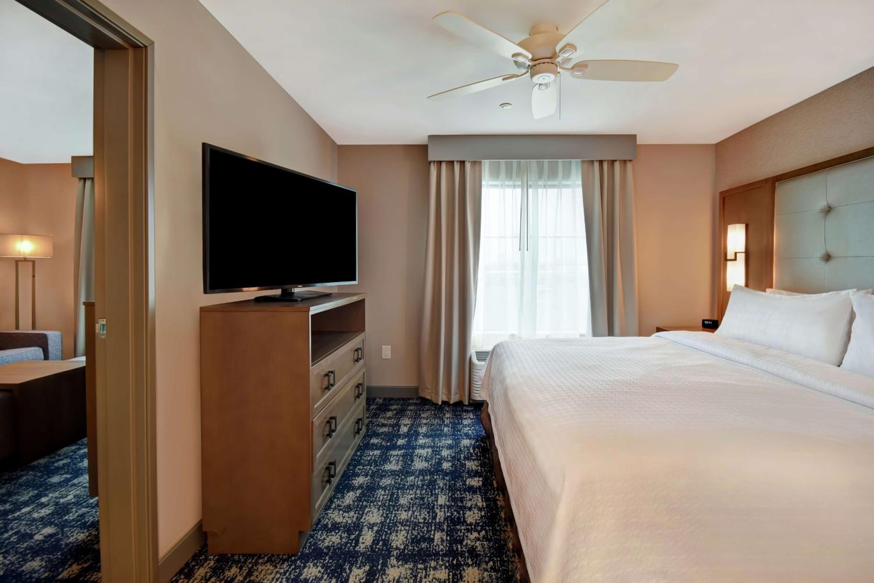 One-Bedroom King Suite - Non-Smoking - Photo 2