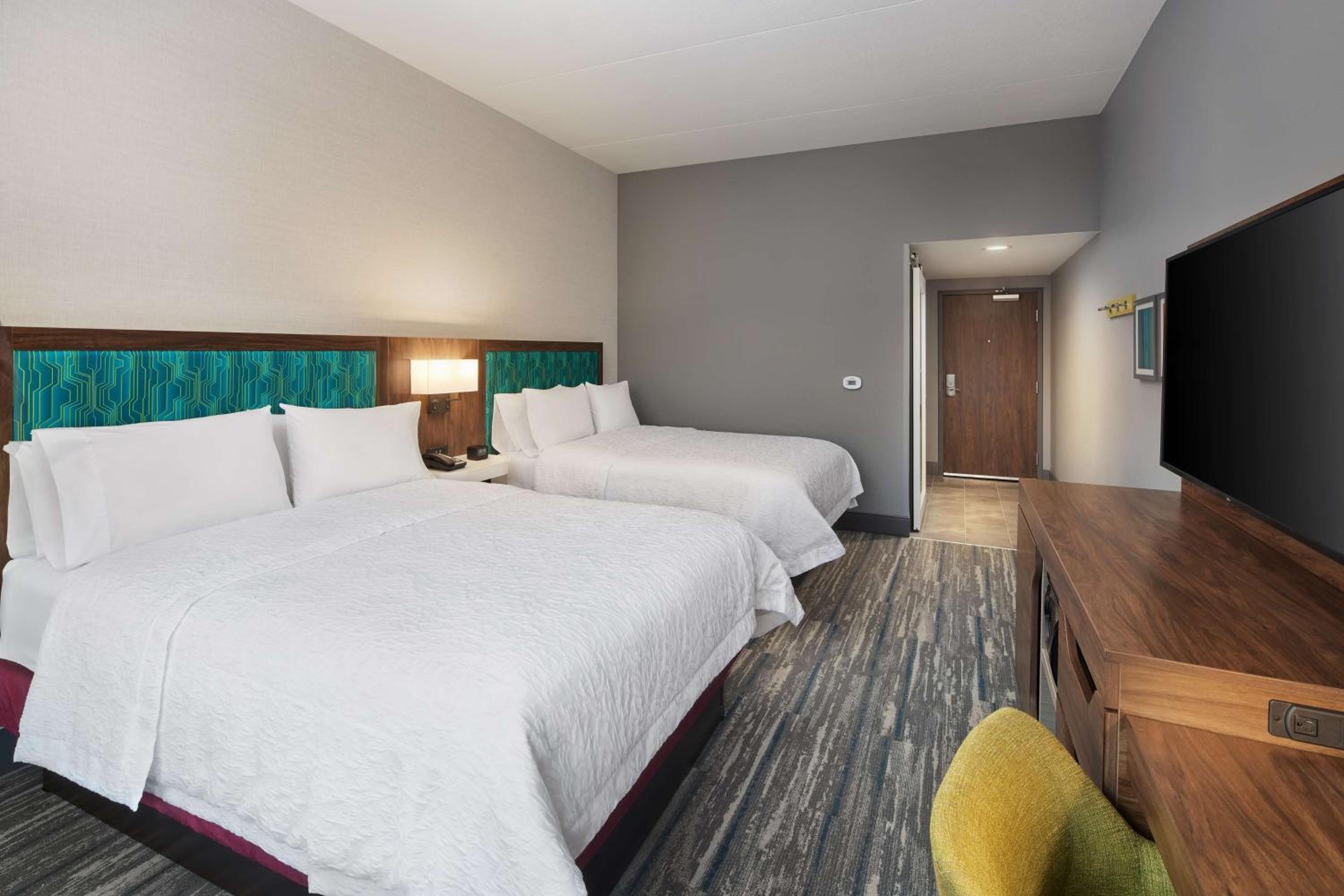 Queen Room with Two Queen Beds - Photo 2