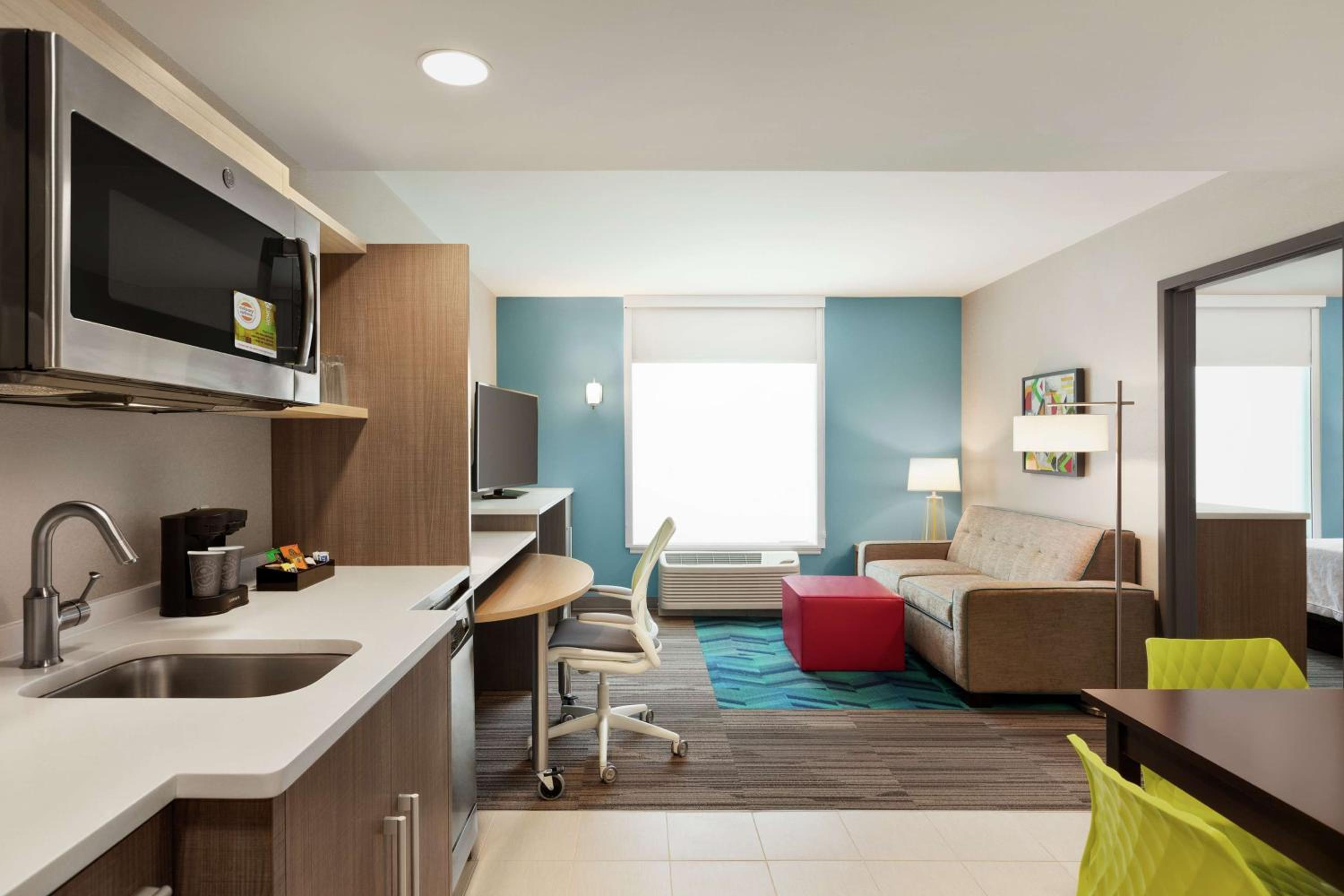 One-Bedroom Queen Suite - Non-Smoking - Photo 1