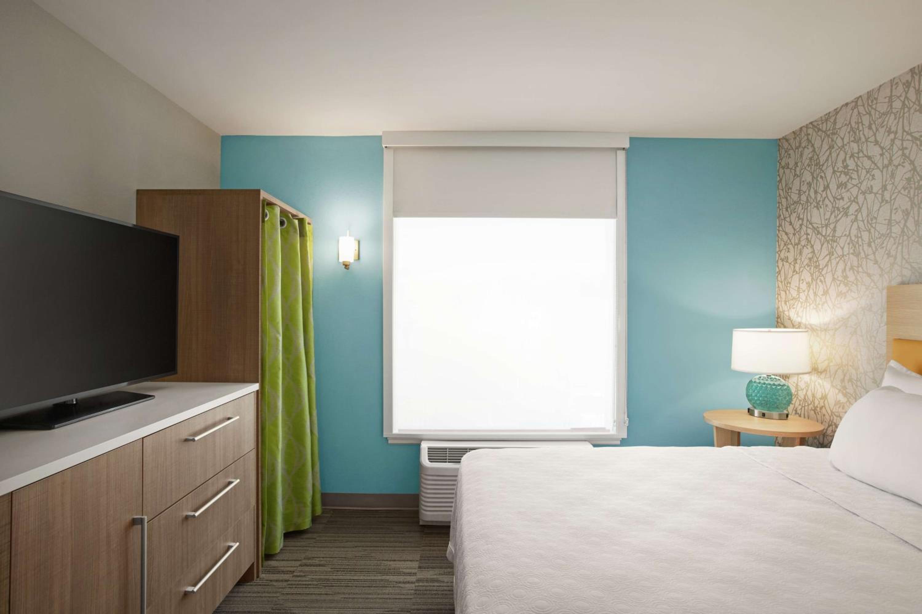 One-Bedroom Queen Suite - Non-Smoking - Photo 3