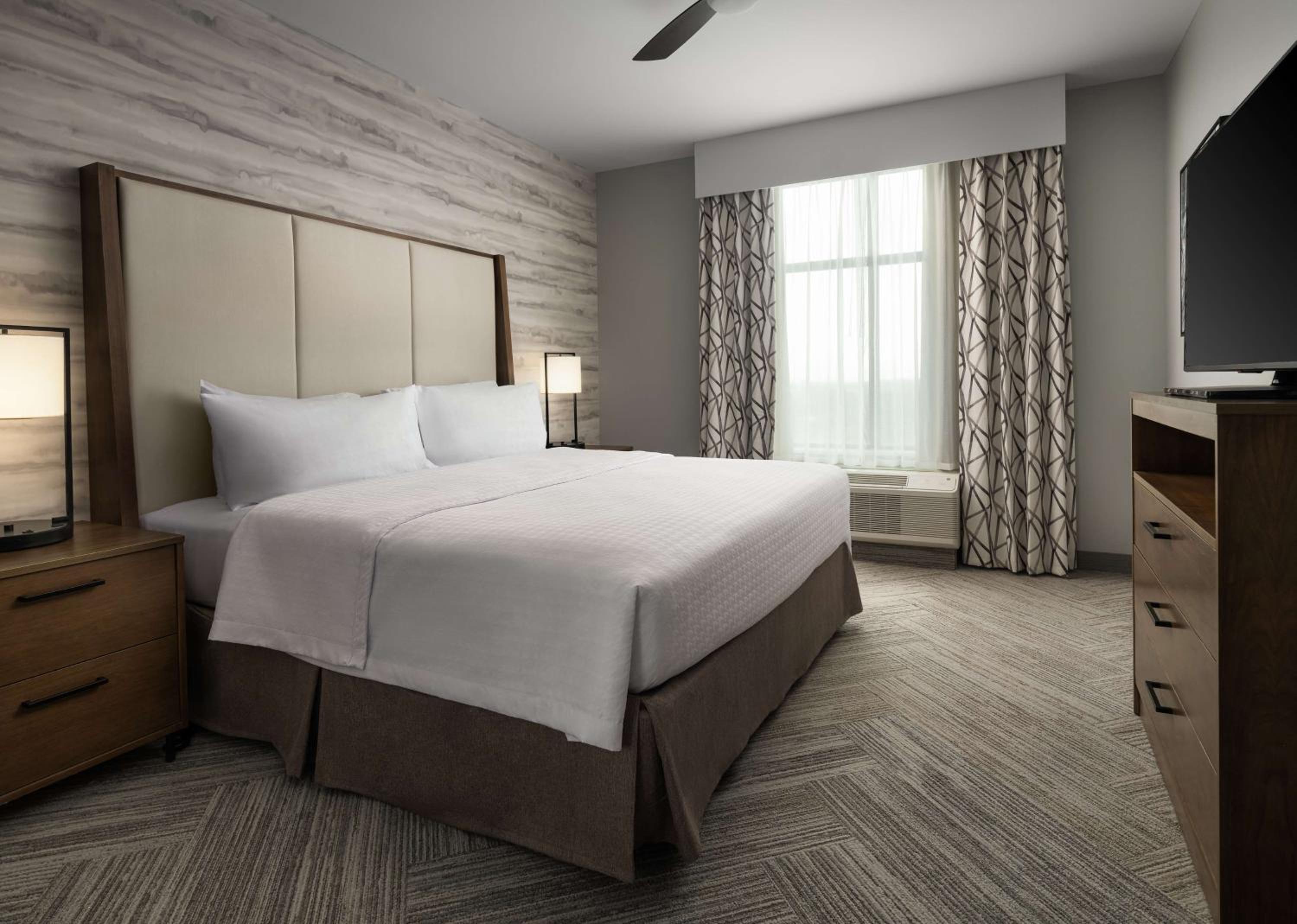 King Suite - Mobility Access/Non-Smoking - Photo 2