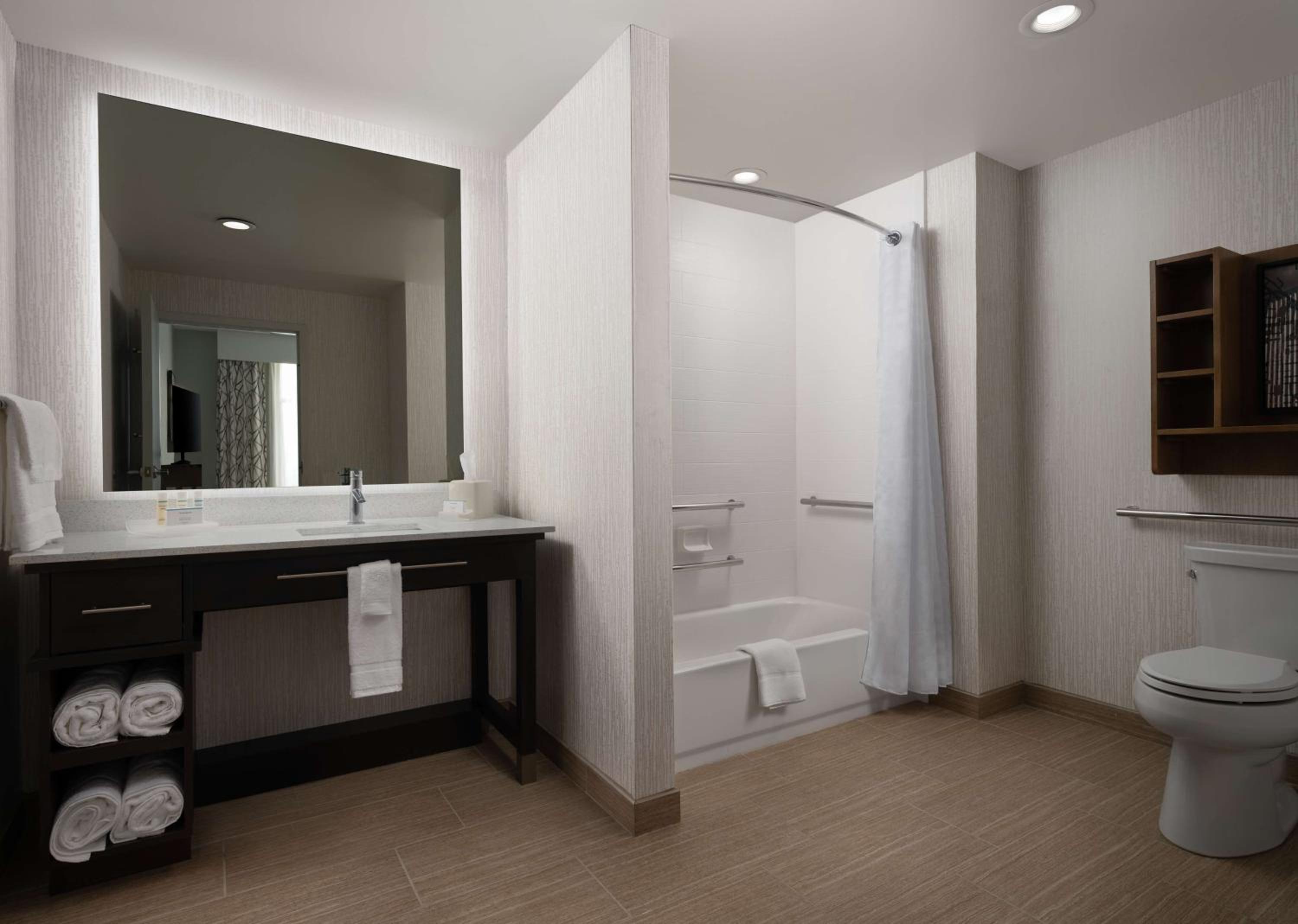 King Suite - Mobility Access/Non-Smoking - Photo 3