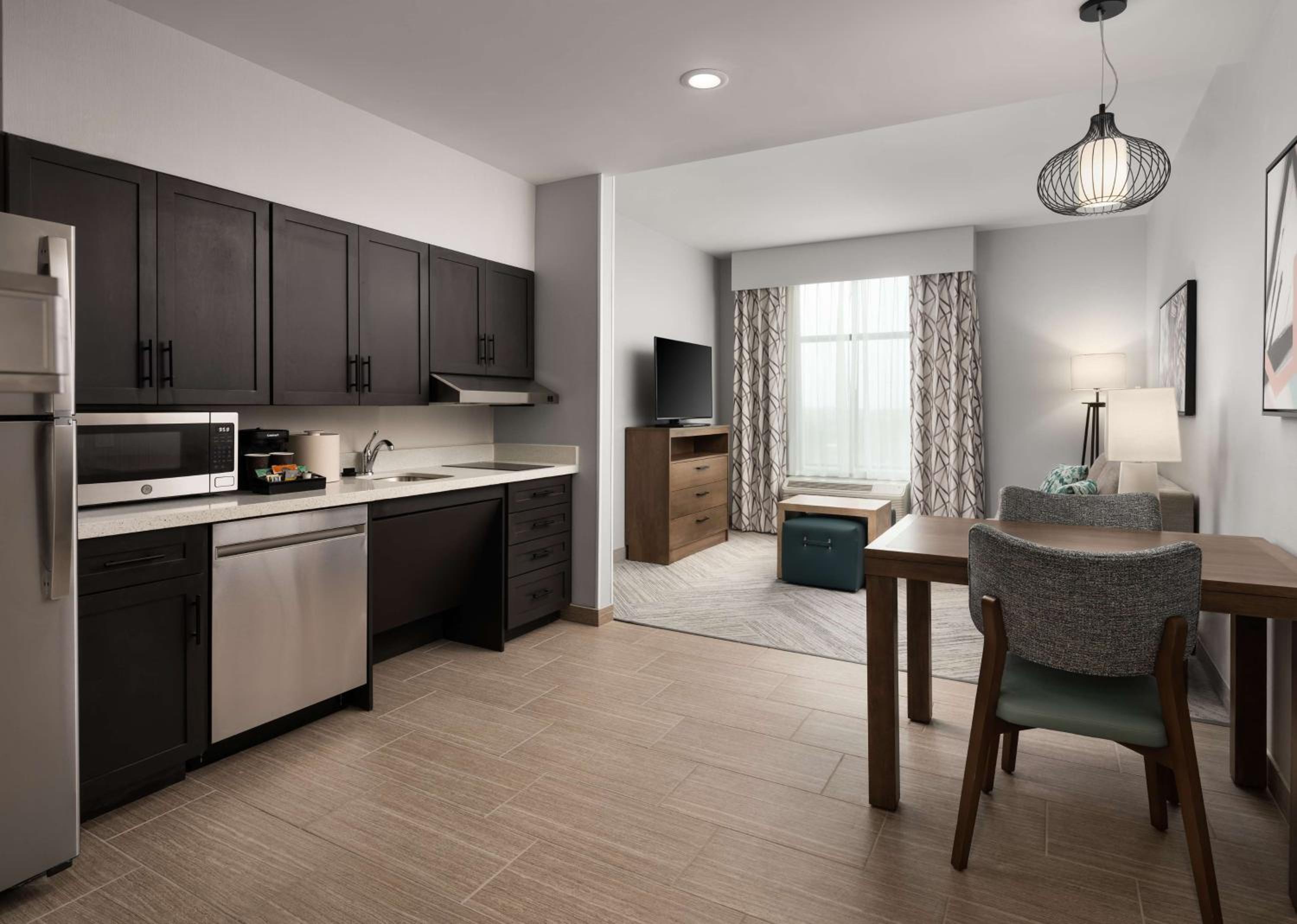 King Suite - Mobility Access/Non-Smoking - Photo 4