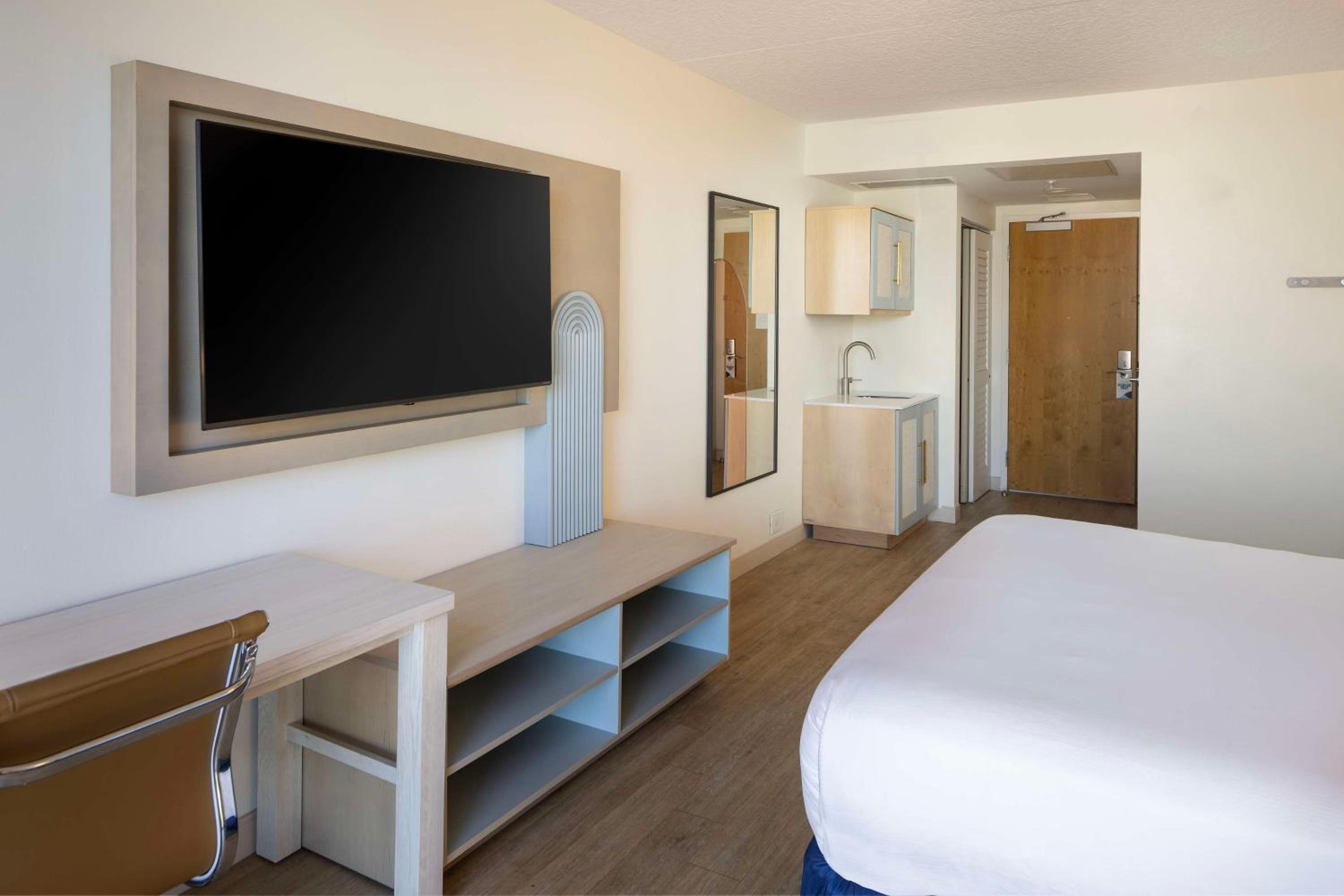 Deluxe King Room photo 1