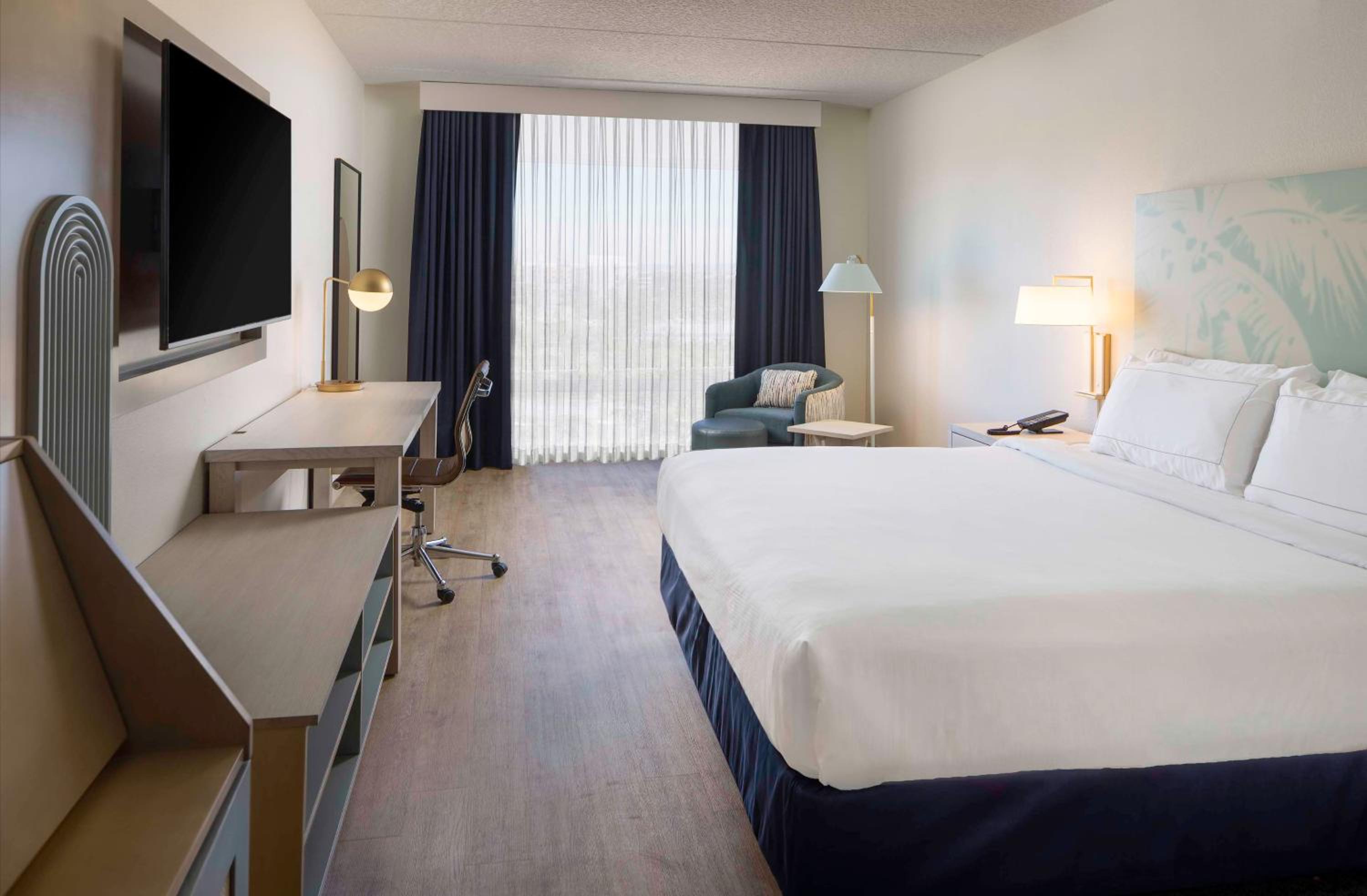 King Room with Shower - Mobility and Hearing Accessible photo 3