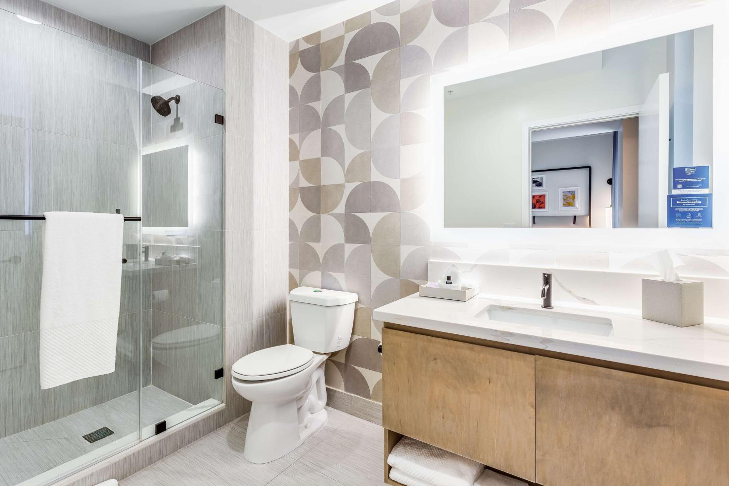 Compact King Room - Photo 8