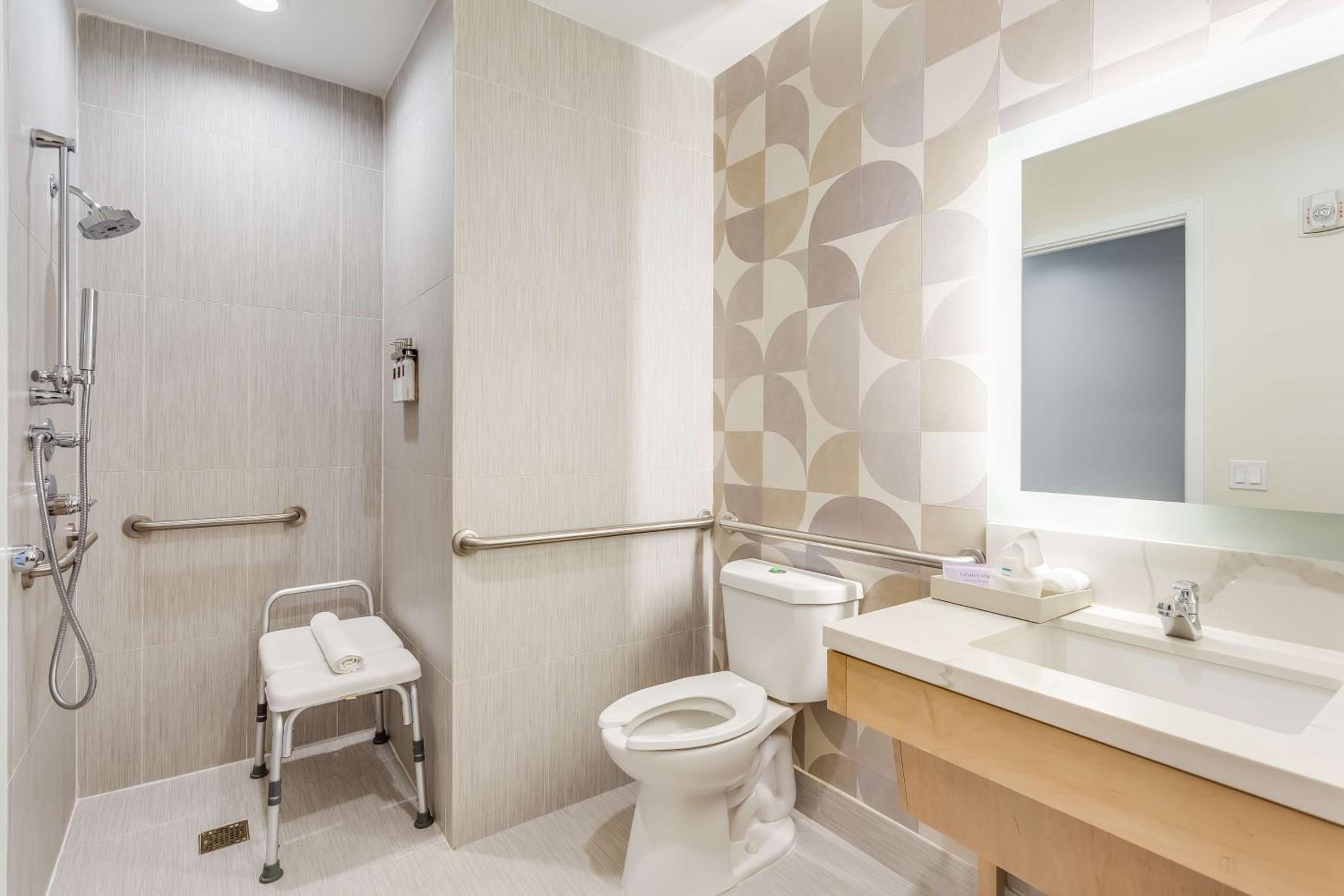 Queen Room with Two Queen Beds and Roll-In Shower - Mobility Access - Photo 4