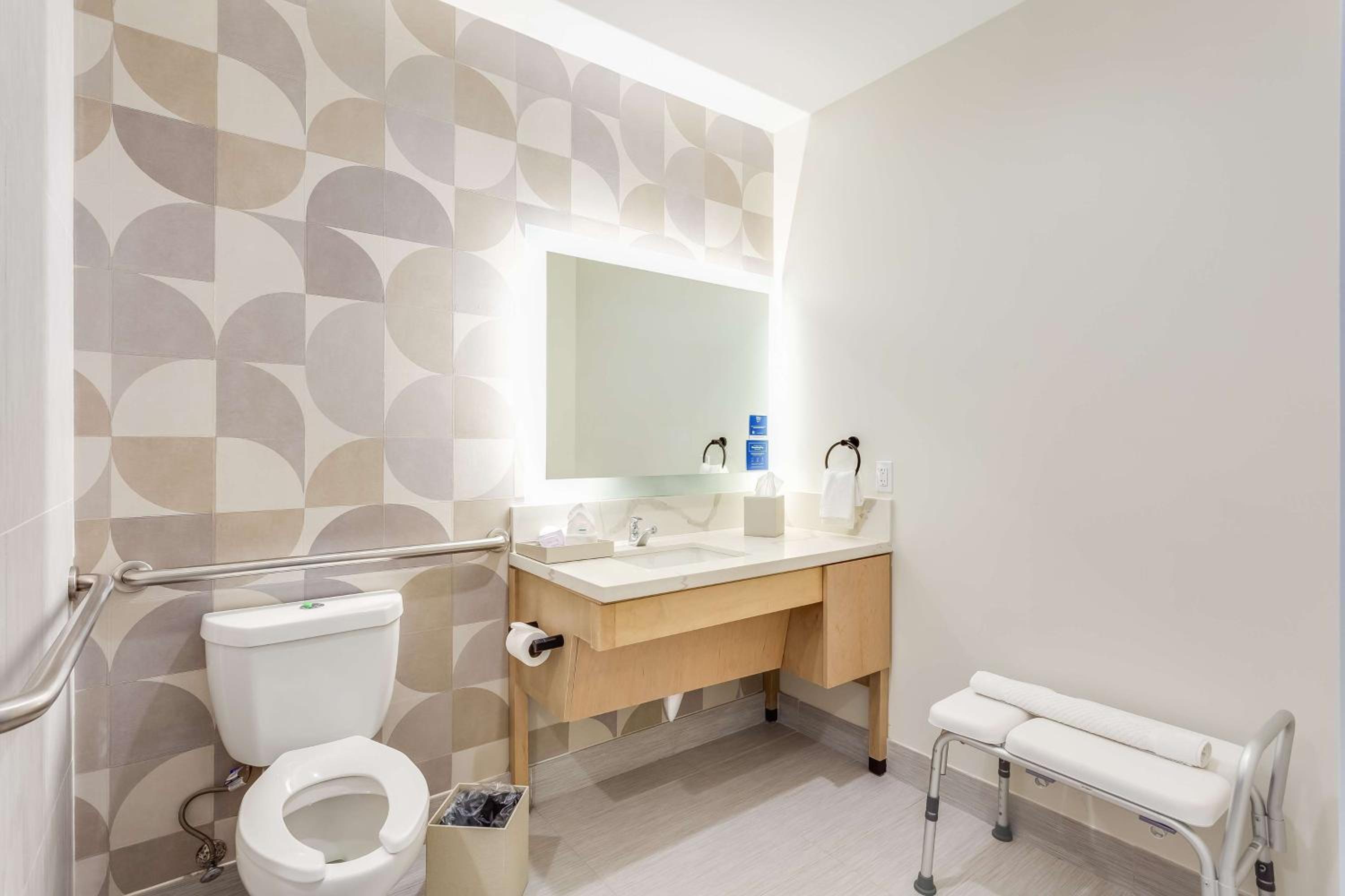 Queen Room with Two Queen Beds and Roll-In Shower - Mobility Access - Photo 5