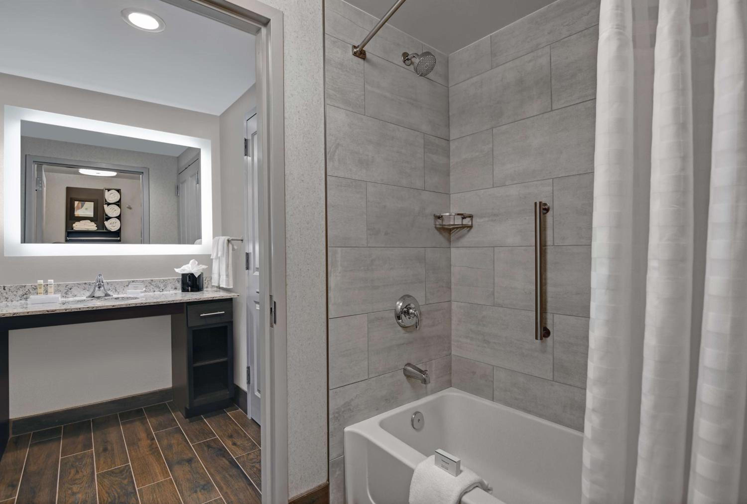 One-Bedroom Queen Suite with Two Queen Beds - Non-Smoking - Photo 2
