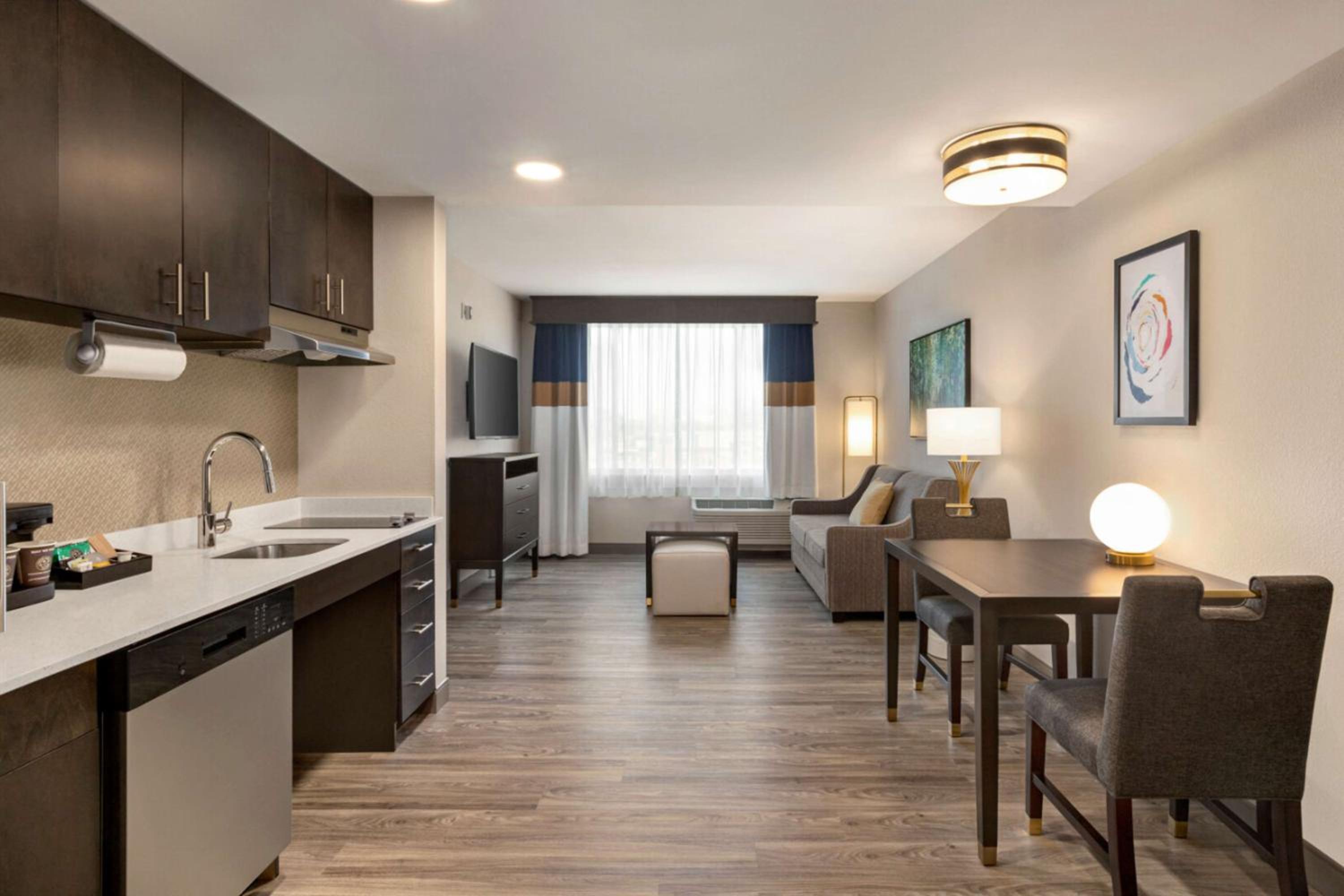 Queen Suite with Two Queen Beds - Mobility and Hearing Access/Non-Smoking - Photo 5