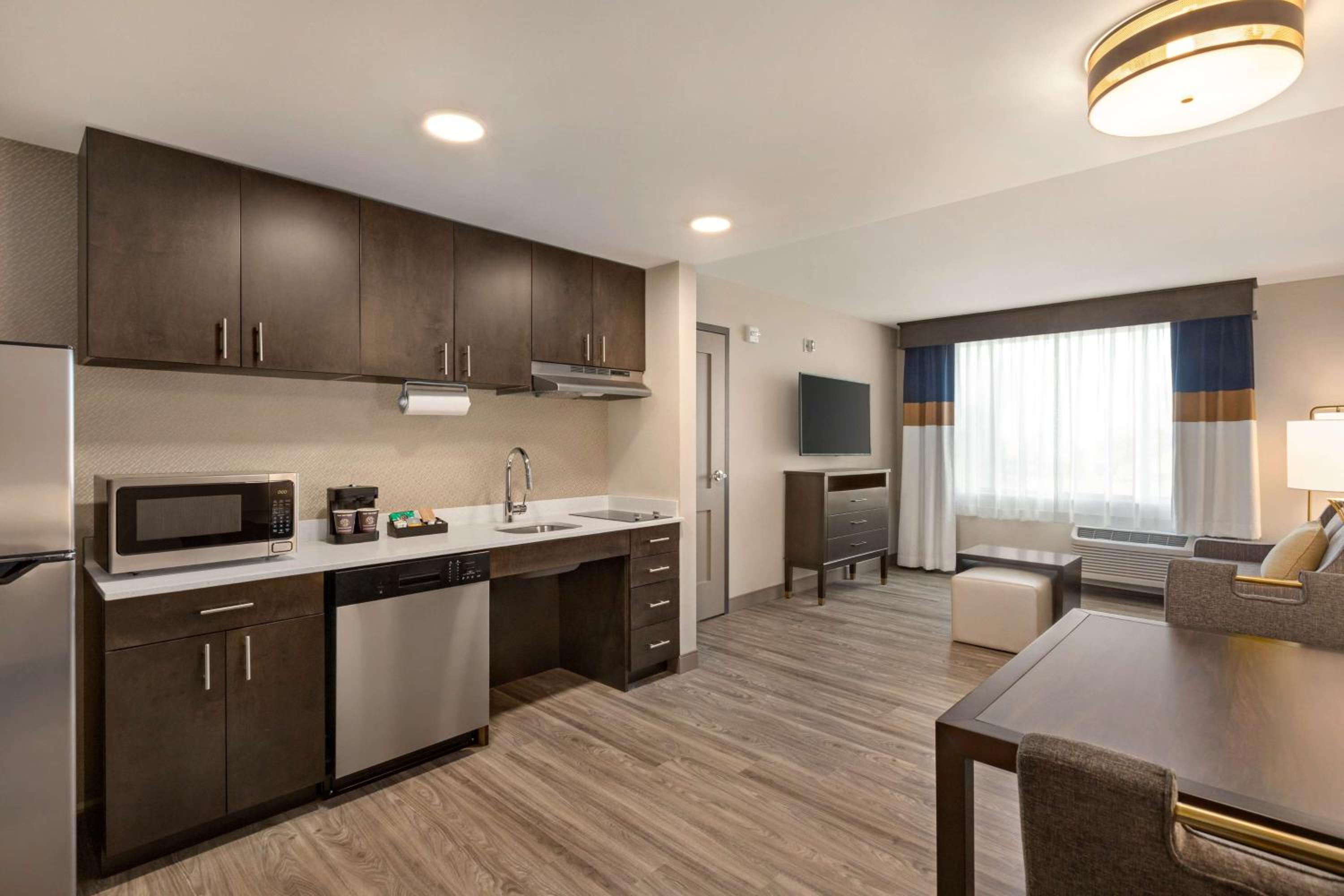 Queen Suite with Two Queen Beds - Mobility and Hearing Access/Non-Smoking - Photo 4