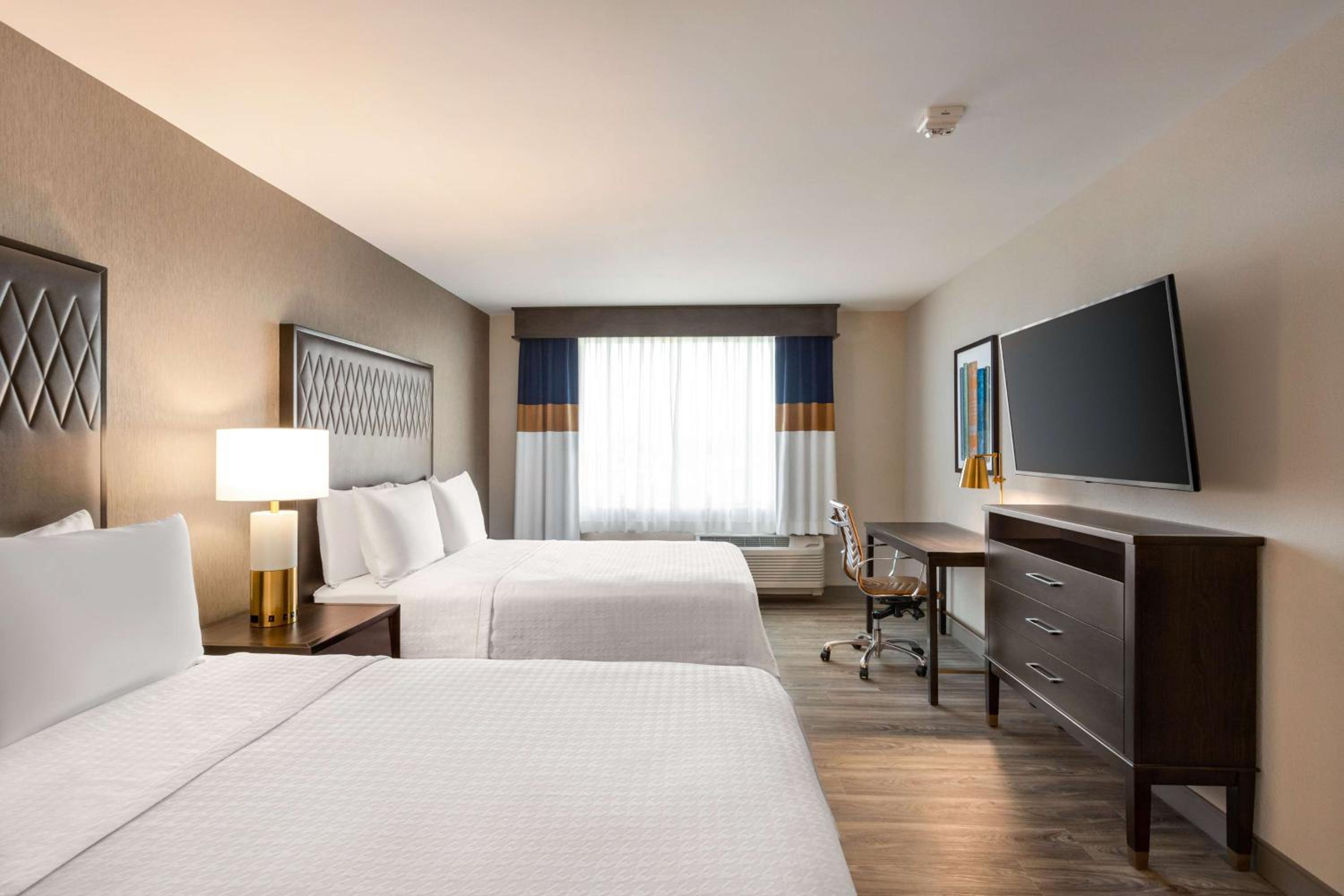 Queen Suite with Two Queen Beds - Mobility and Hearing Access/Non-Smoking - Photo 3