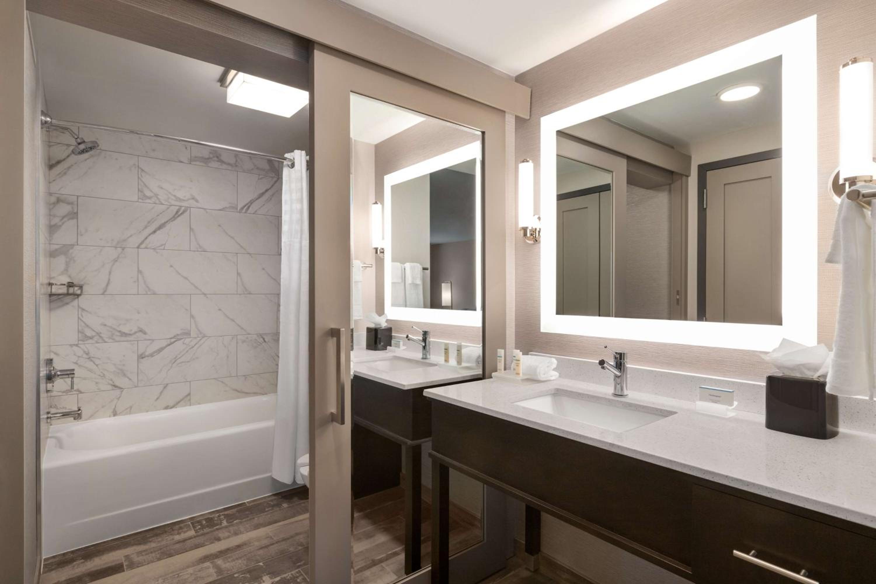 Queen Suite with Two Queen Beds - Mobility and Hearing Access/Non-Smoking - Photo 2