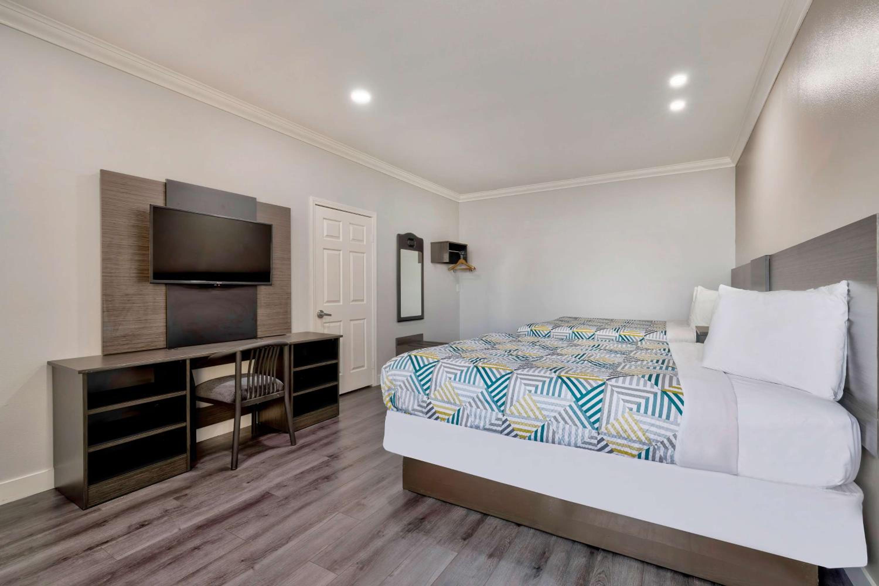 Queen Room with Two Queen Beds - Non-Smoking - Photo 8