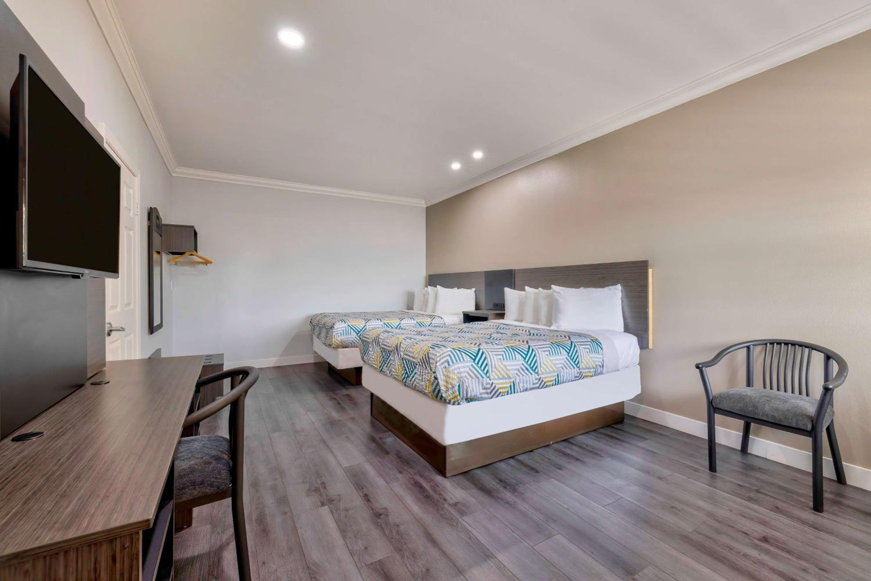 Queen Room with Two Queen Beds - Non-Smoking - Photo 4