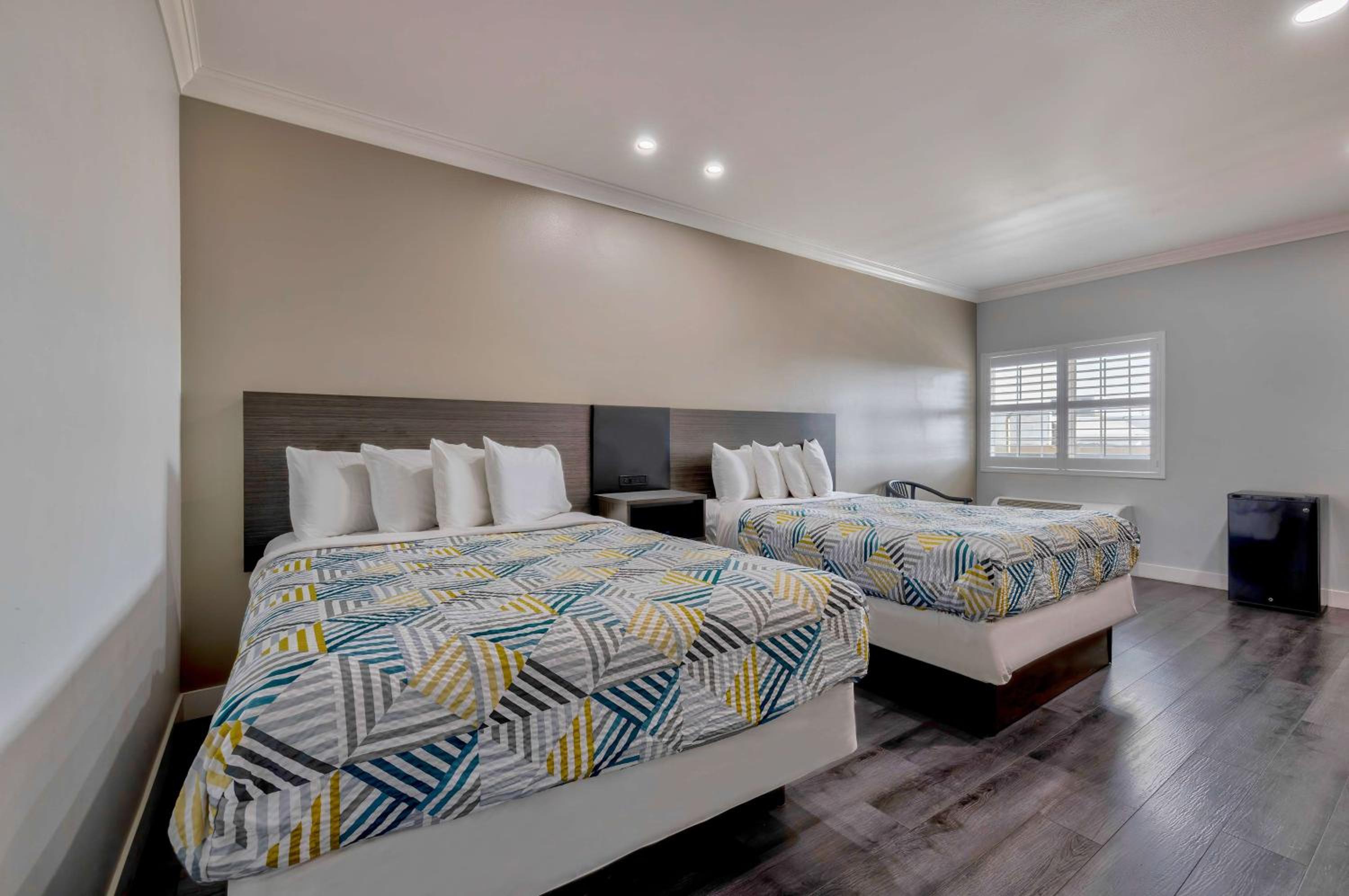 Queen Room with Two Queen Beds - Non-Smoking - Photo 6