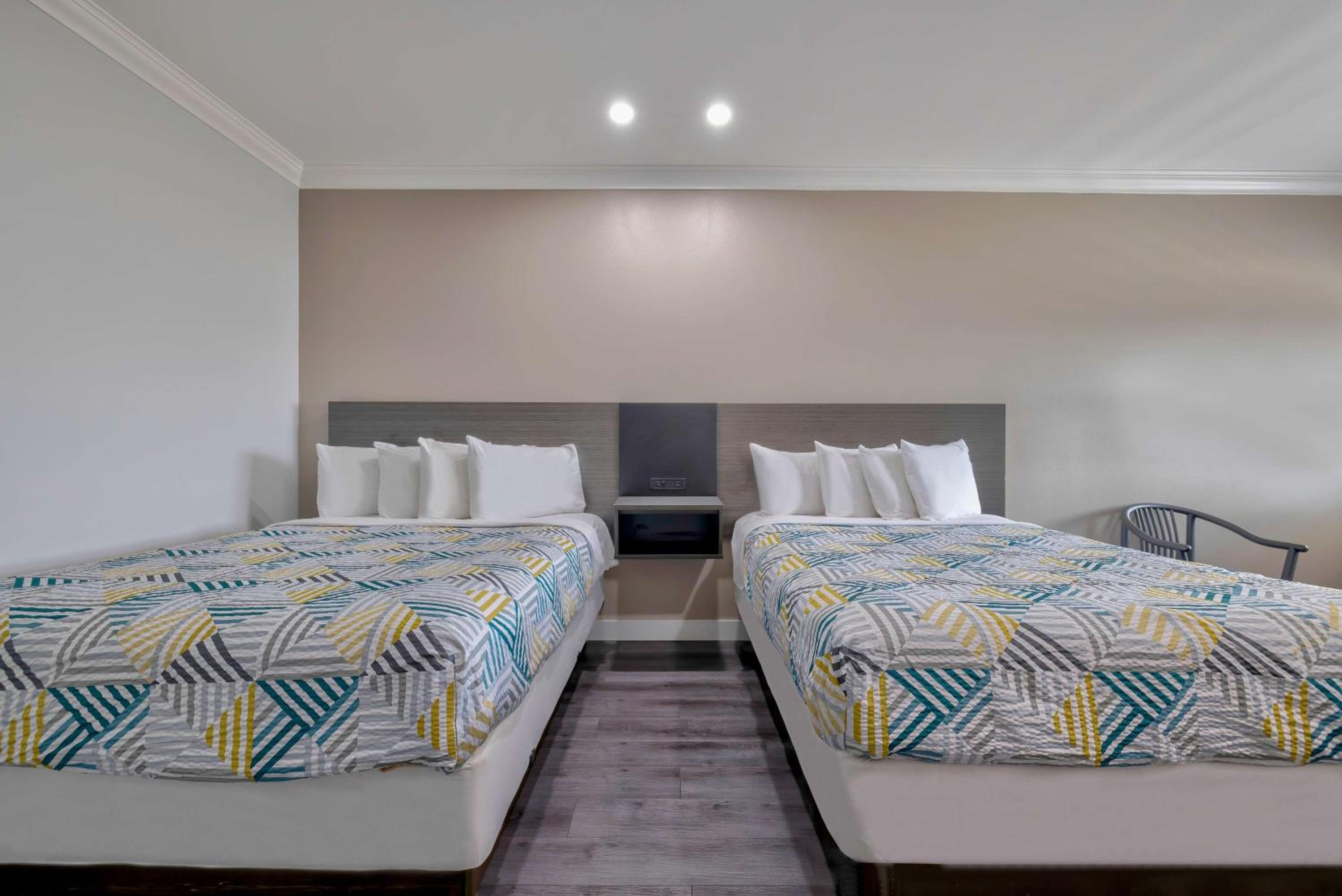 Queen Room with Two Queen Beds - Non-Smoking - Photo 1