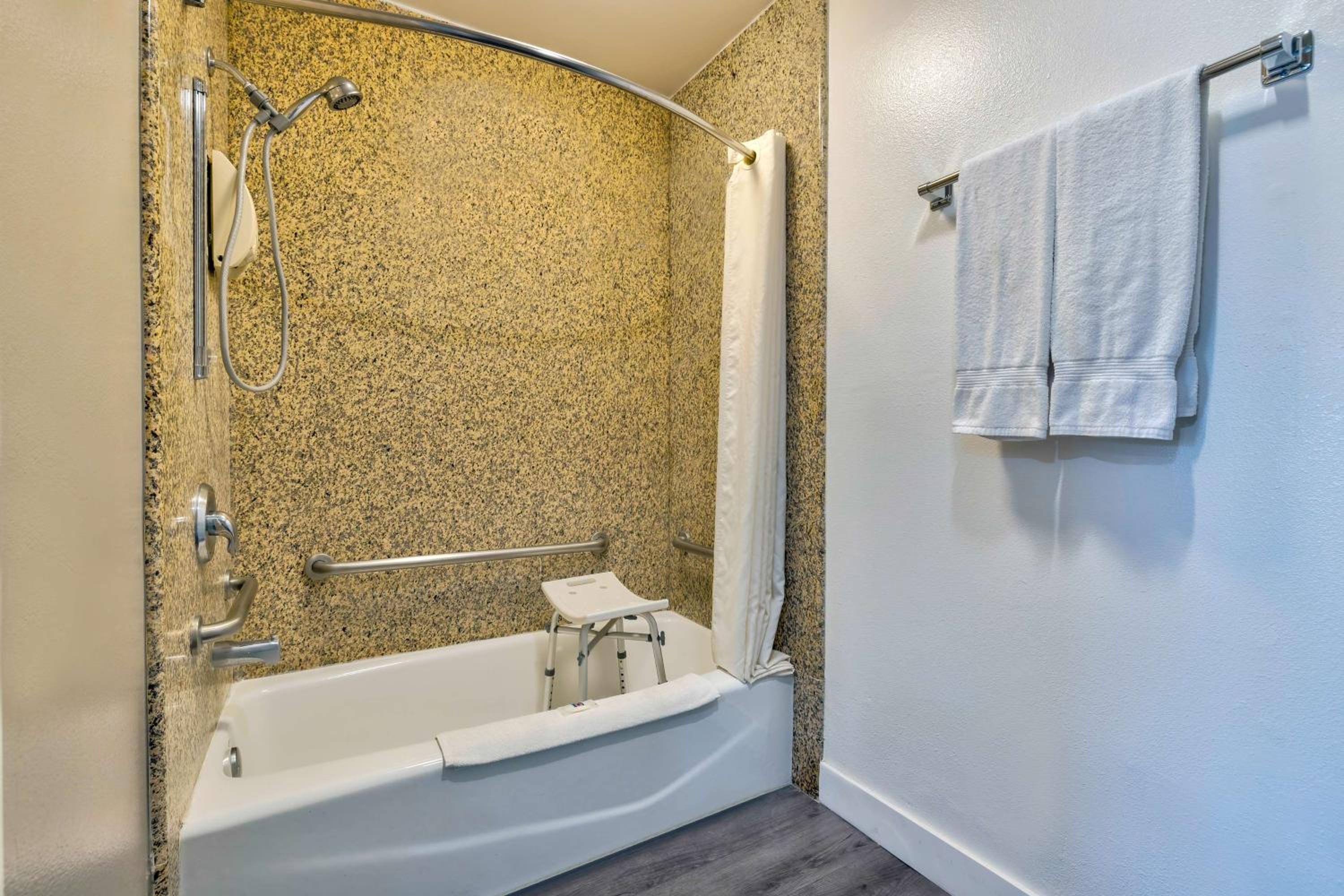 Queen Room - Disability Access - Non-Smoking - Photo 5
