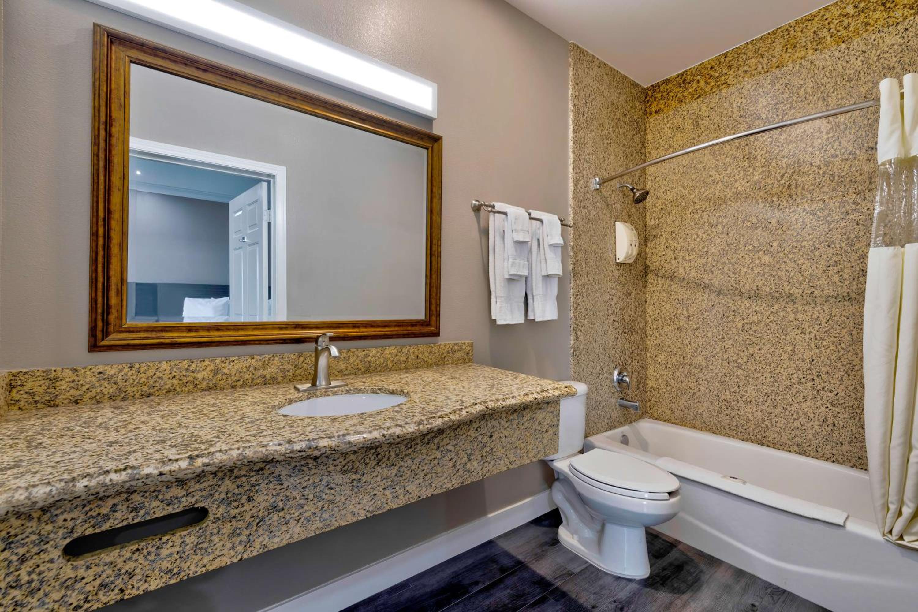 Queen Room - Disability Access - Non-Smoking - Photo 4