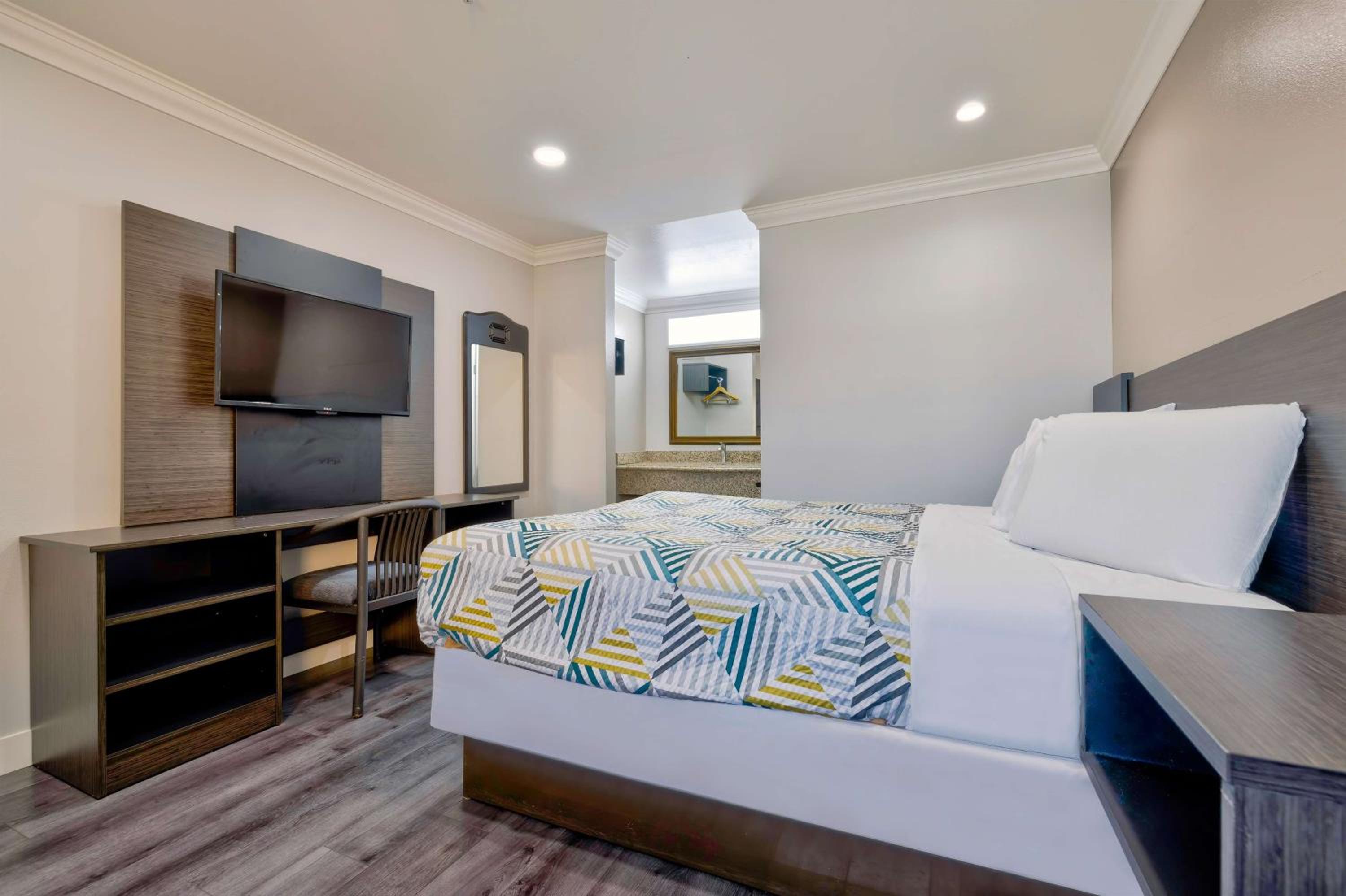 Deluxe King Suite - Non-Smoking, photo 7