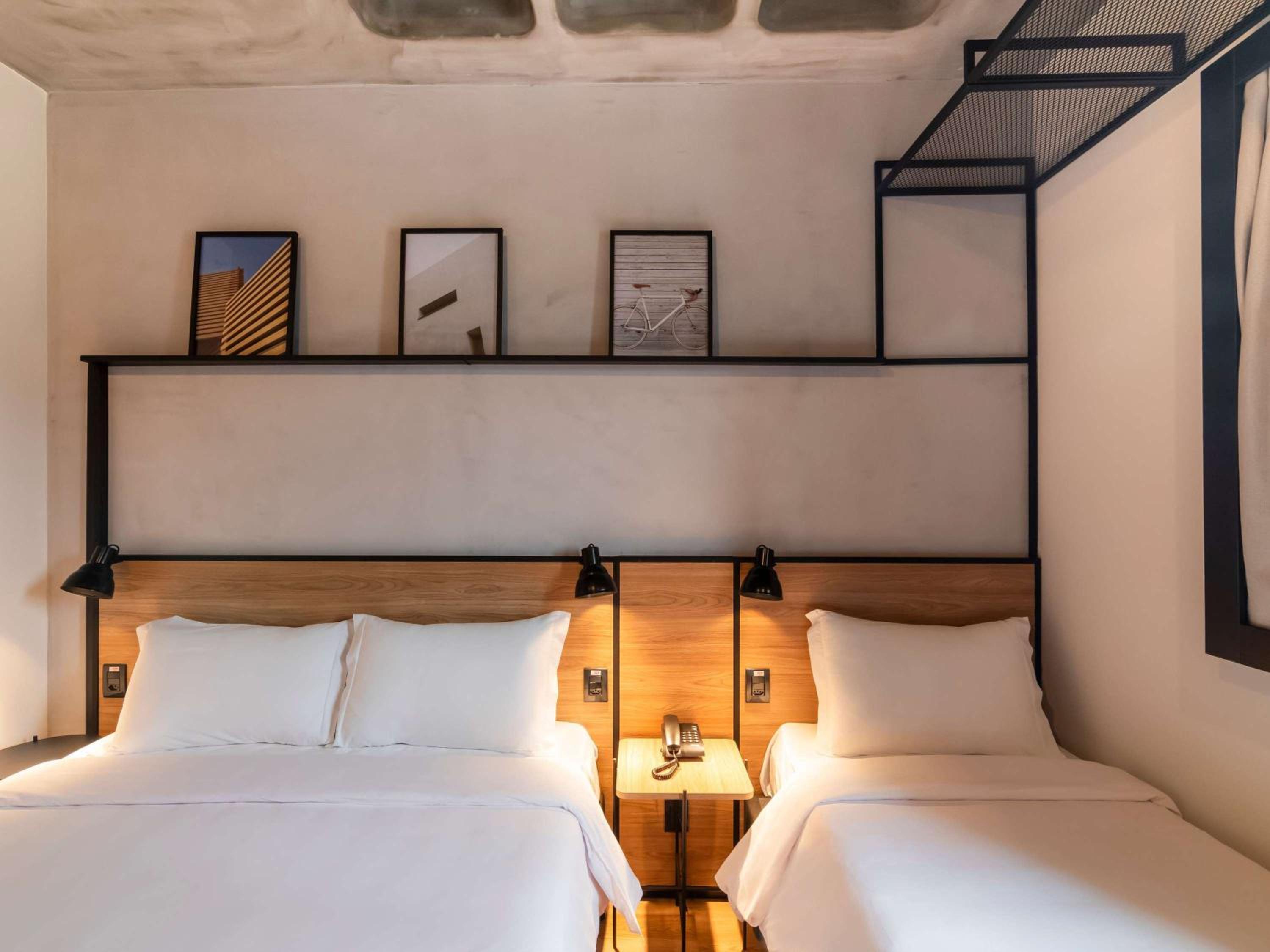 Standard Room with a Double Bed and a Single Bed photo 1