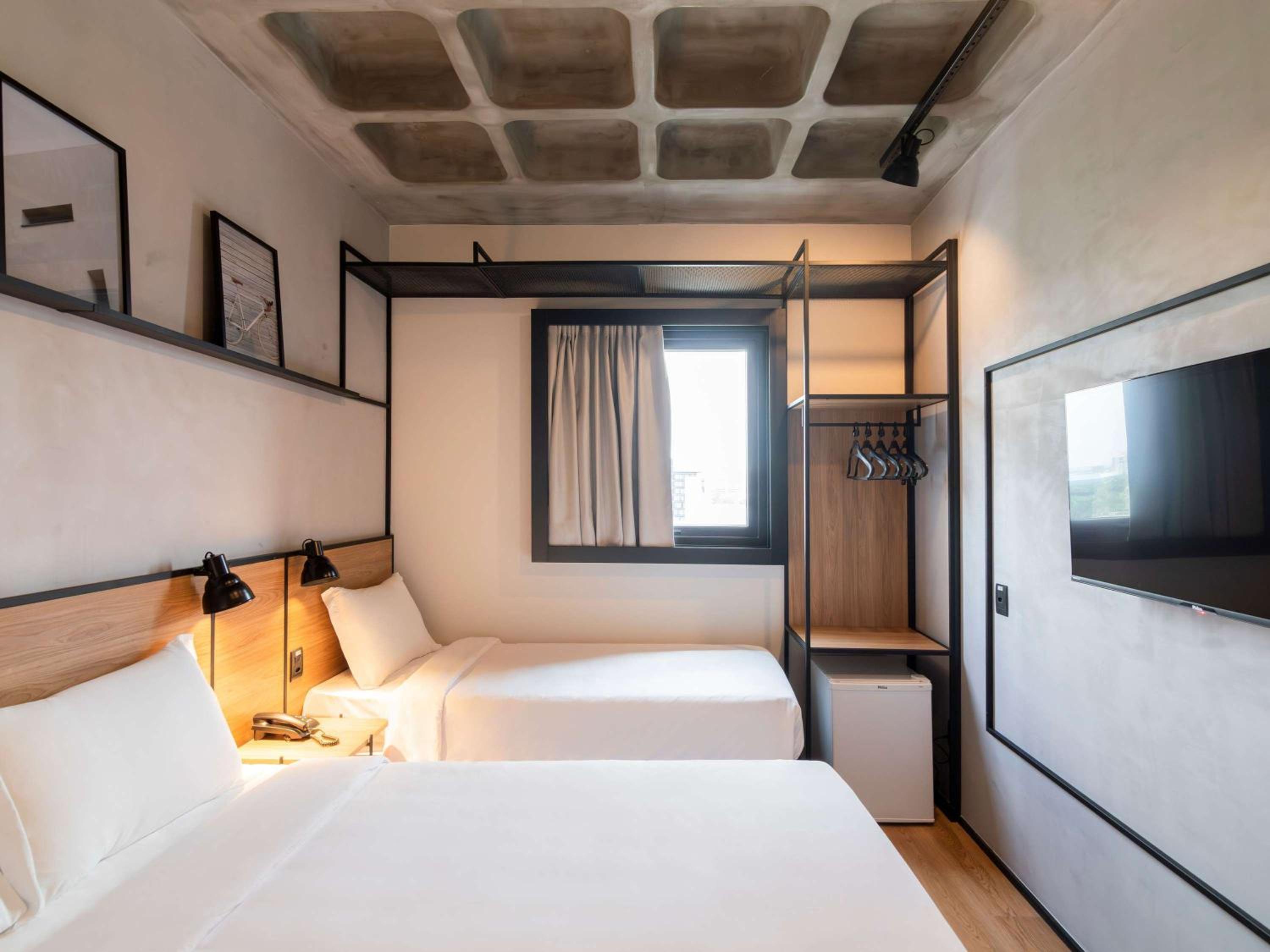Standard Room with a Double Bed and a Single Bed photo 3