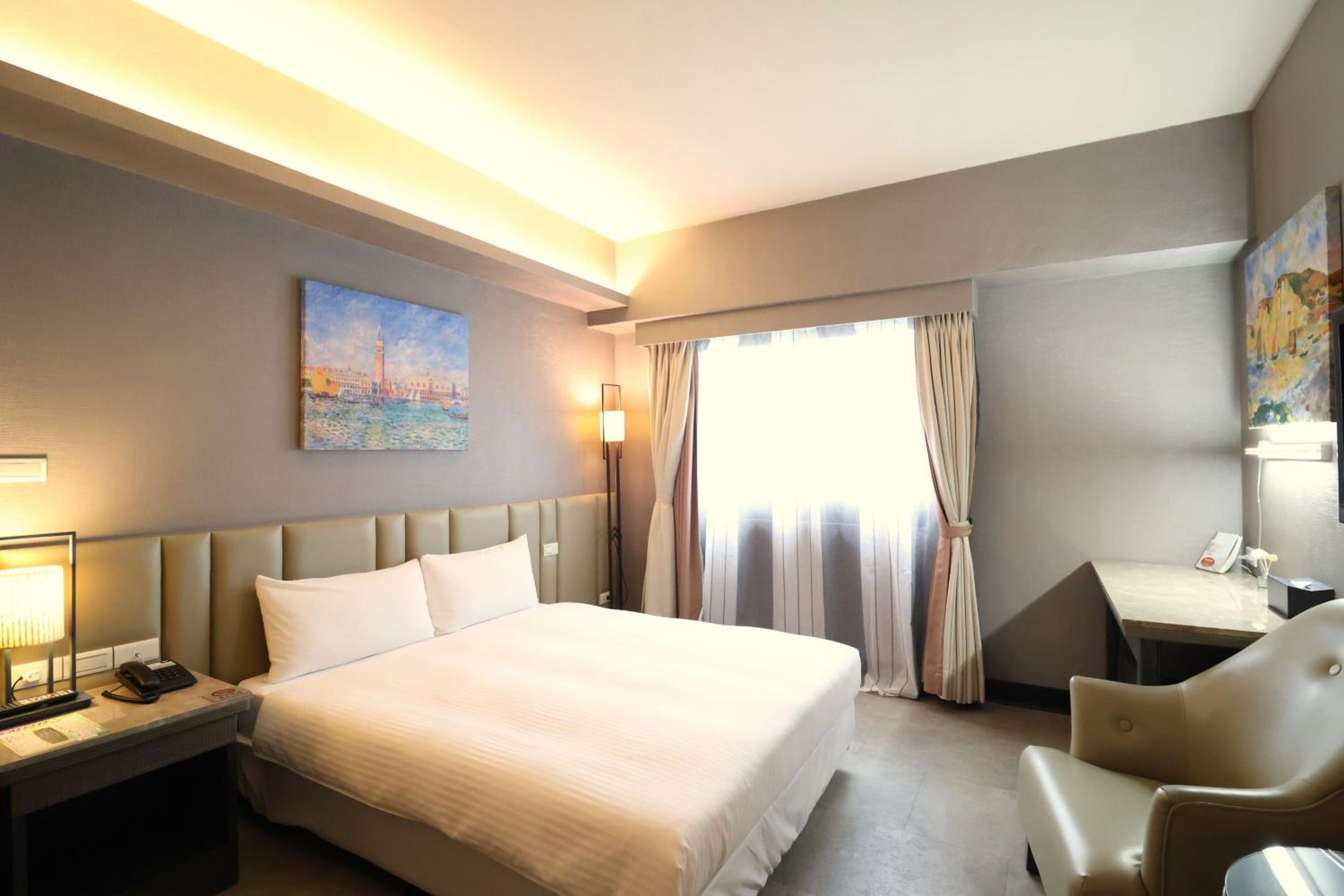 Deluxe Room - Photo 5