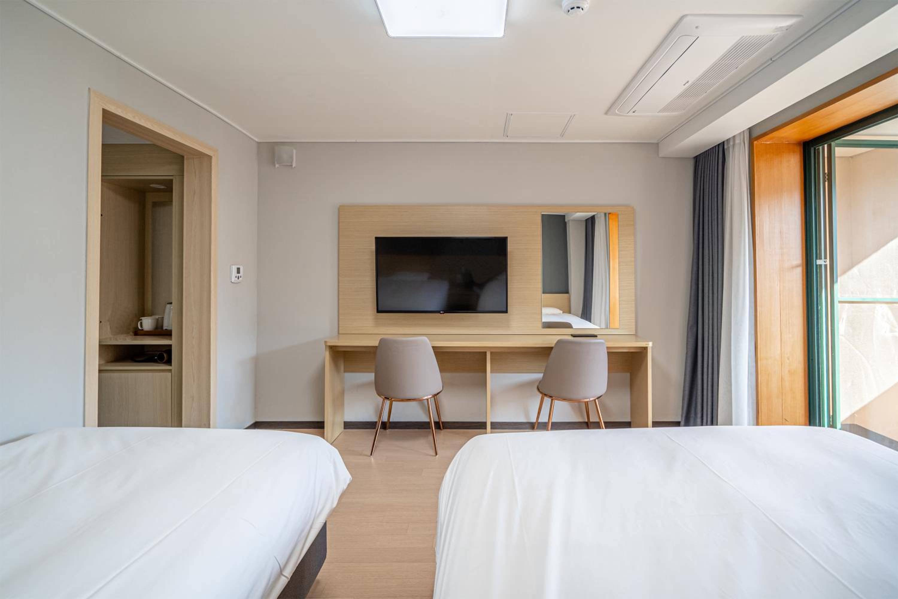 Standard Twin Room with Mountain View photo 2