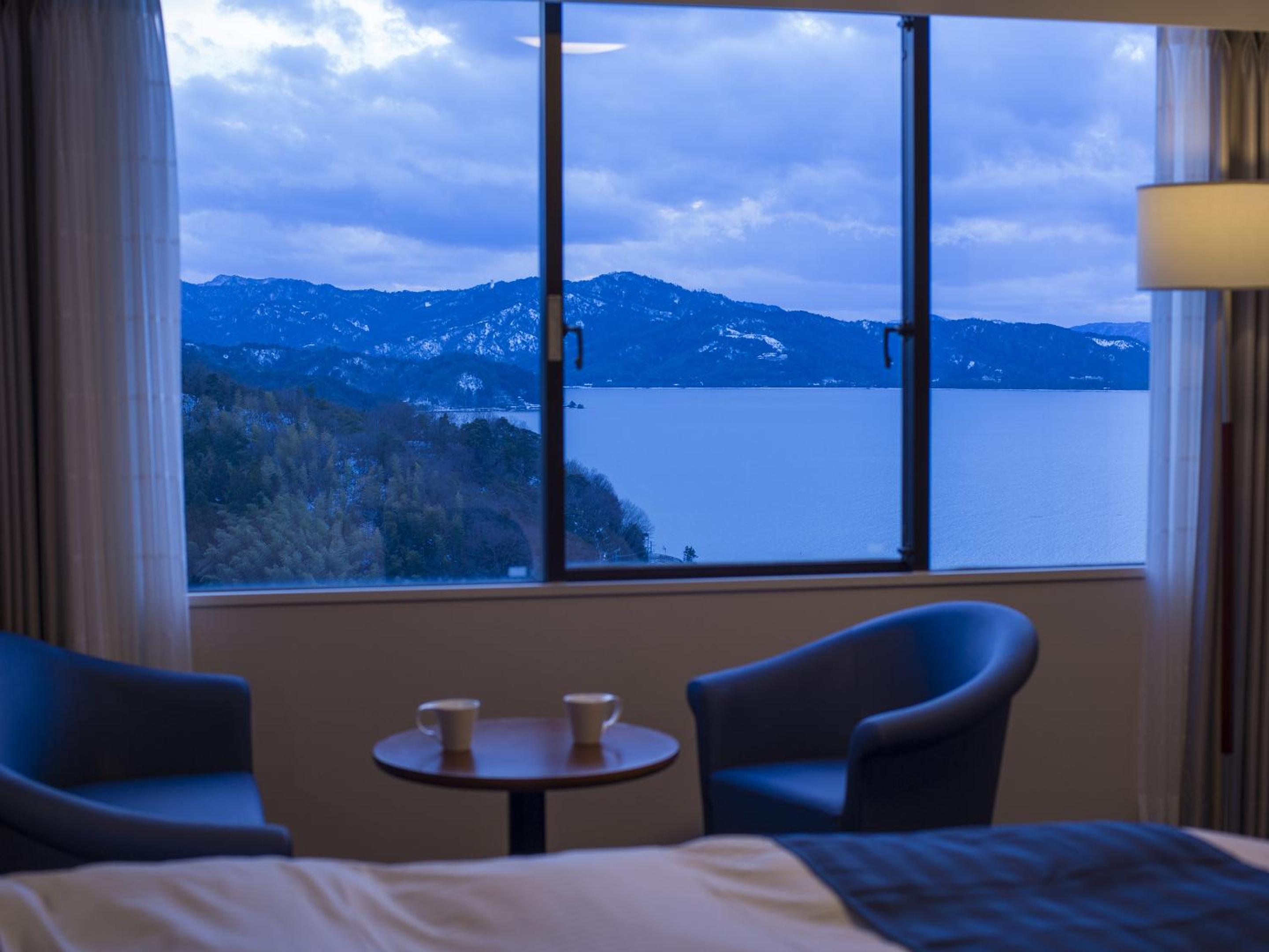 Triple Room with Two Single Beds, One Extra Bed and Sea View photo 3