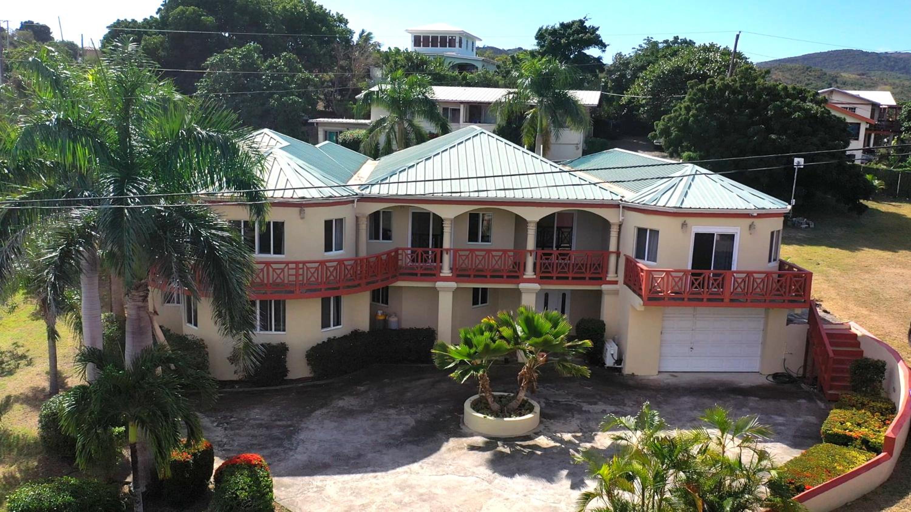 Six-Bedroom House photo 3