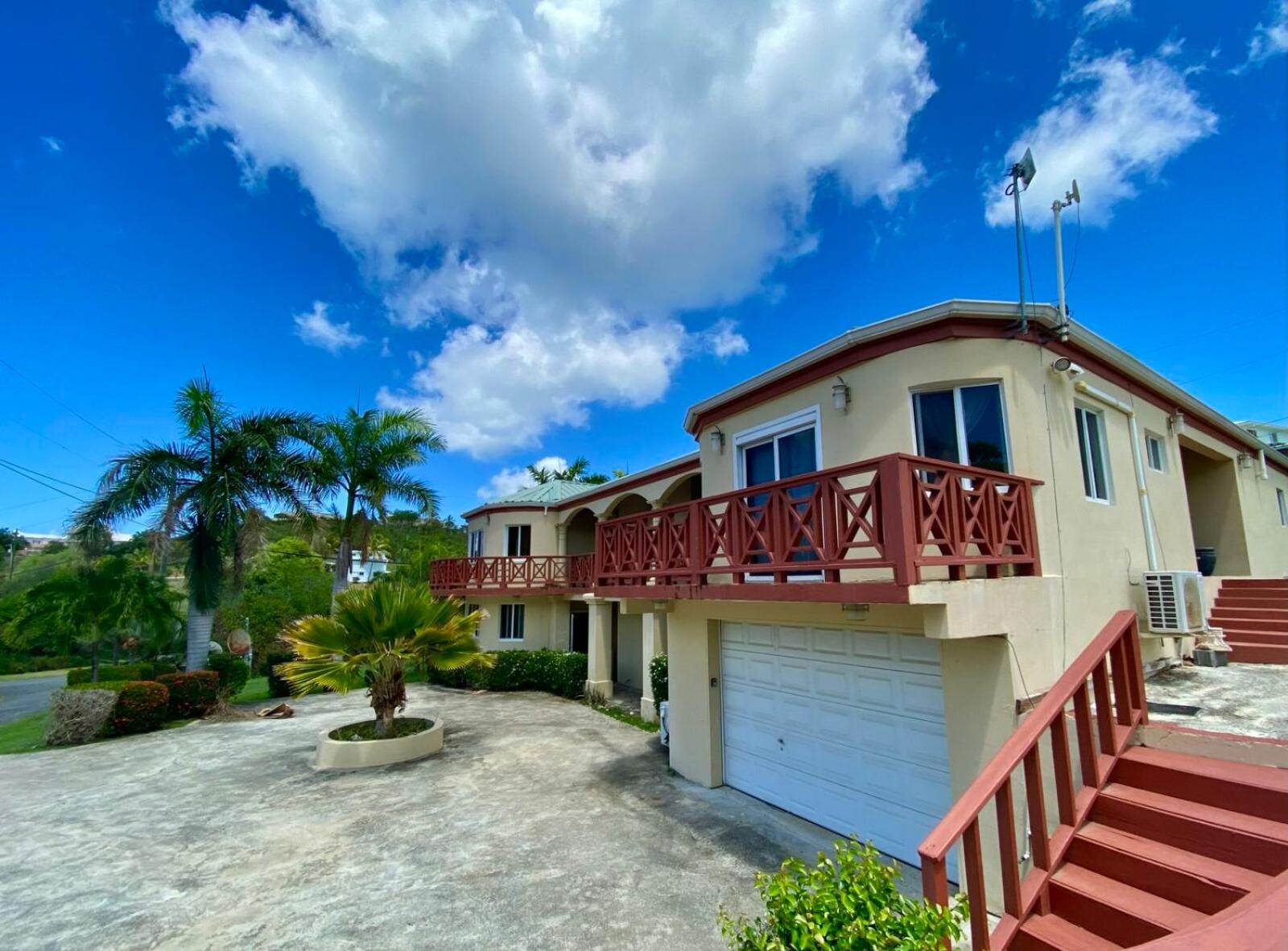 Six-Bedroom House photo 2