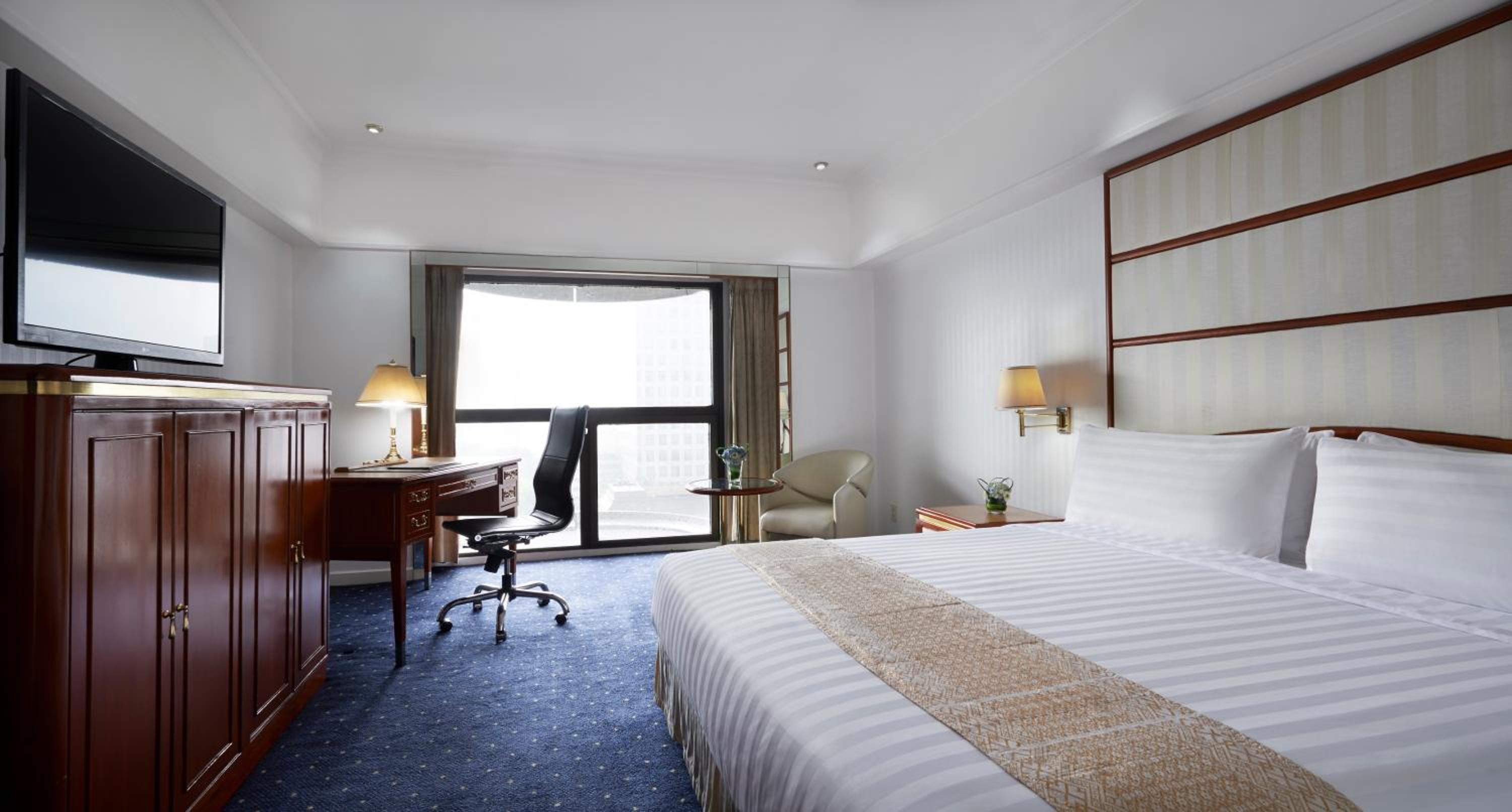 Deluxe King Room With City View - Photo 1