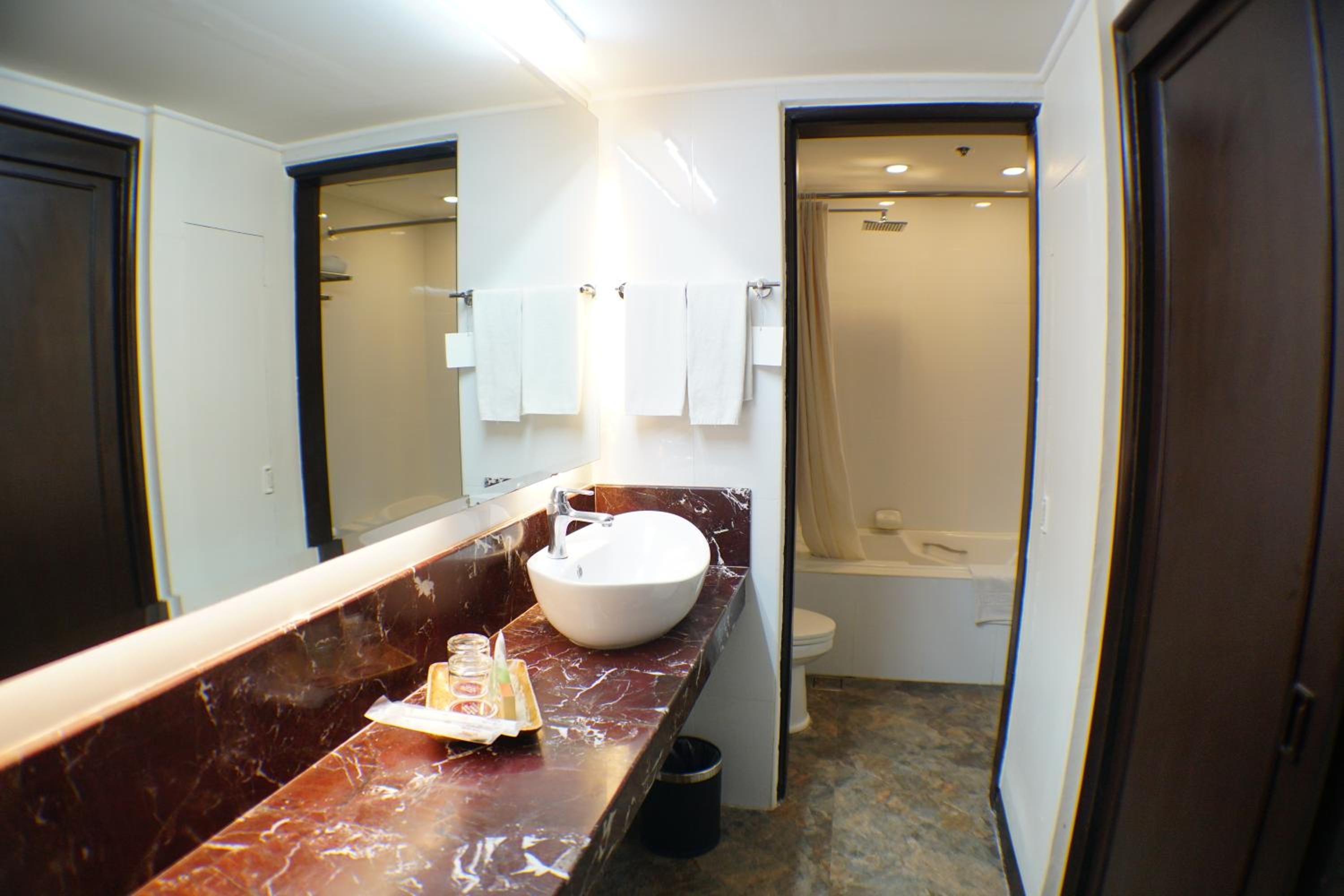 Deluxe Twin or Double Room - Photo 2