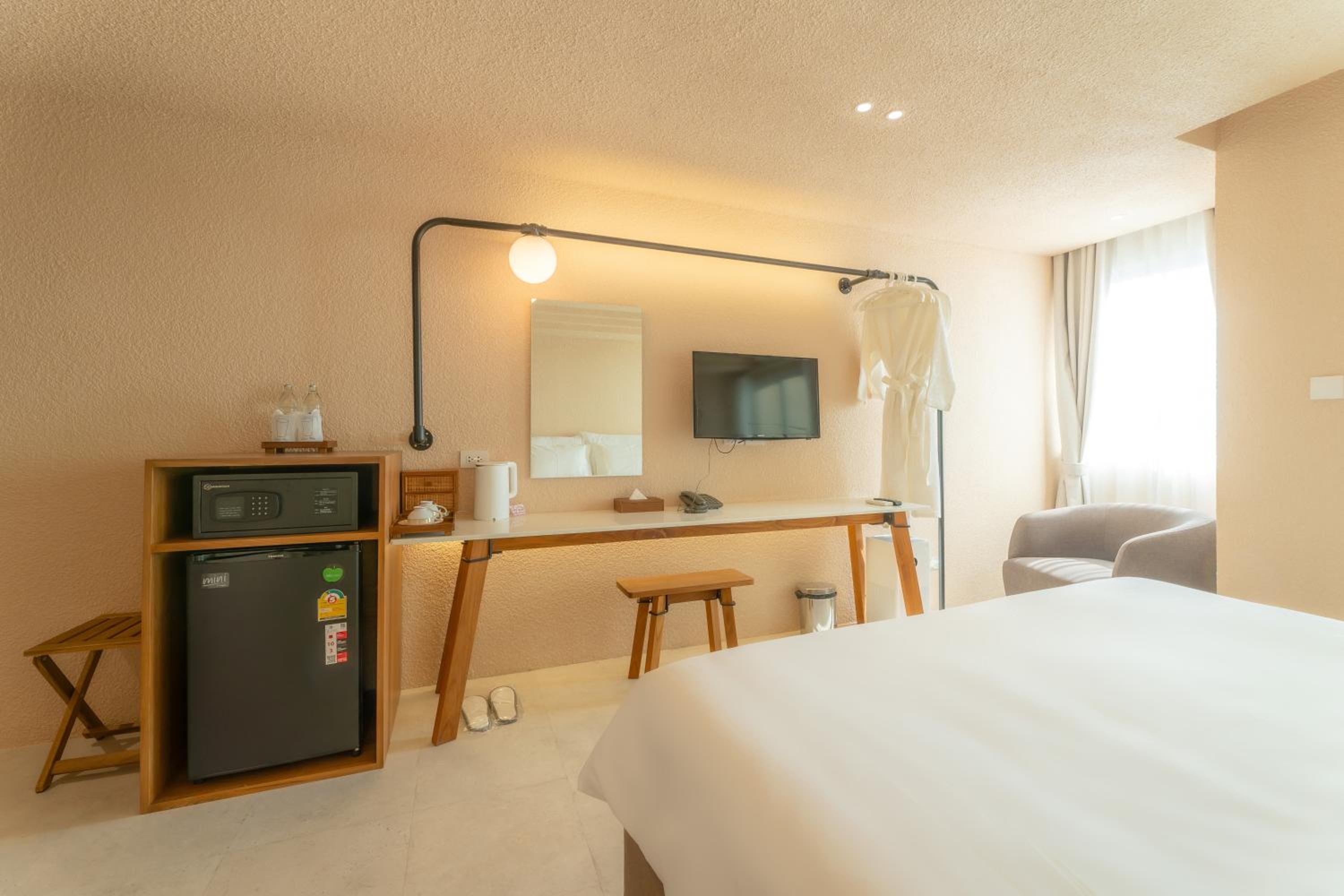 Deluxe City View with Bathtub - Photo 8