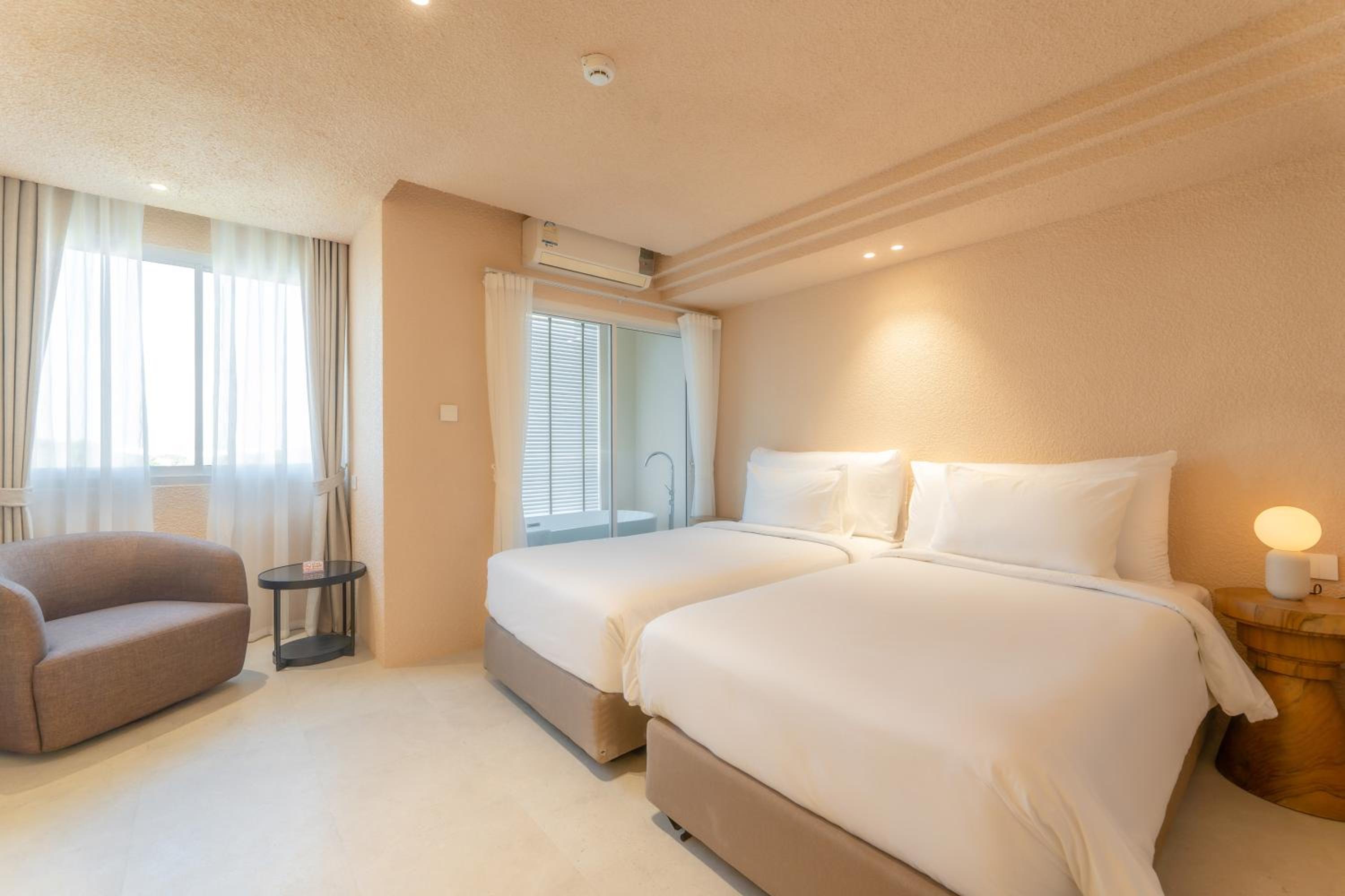 Deluxe City View with Bathtub - Photo 6